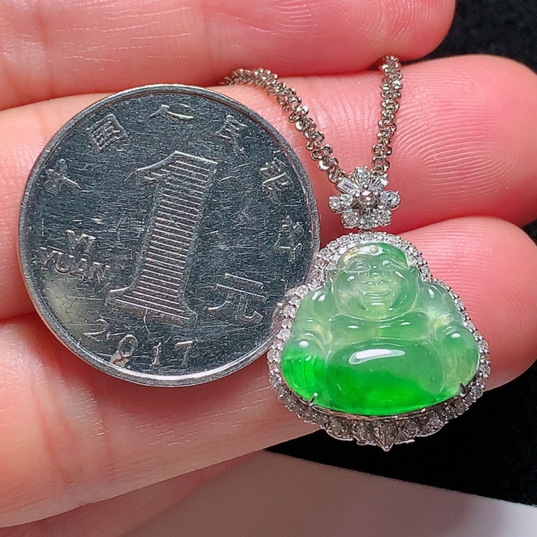 ️18k金镶嵌冰种阳绿佛公，种老水头好，又冰又润，饱满无裂：23.8/18/9.2mm裸石：13.7/15.9/2.6mm，ss50182a