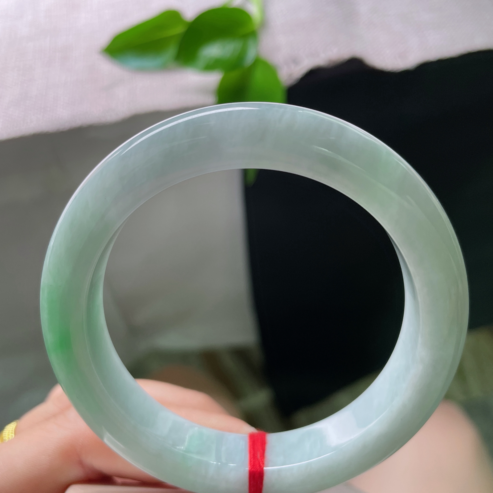 56.3/11.7/9.5飘绿正圈，一抹绿色，翠色伊人，料子细腻，皮纹..