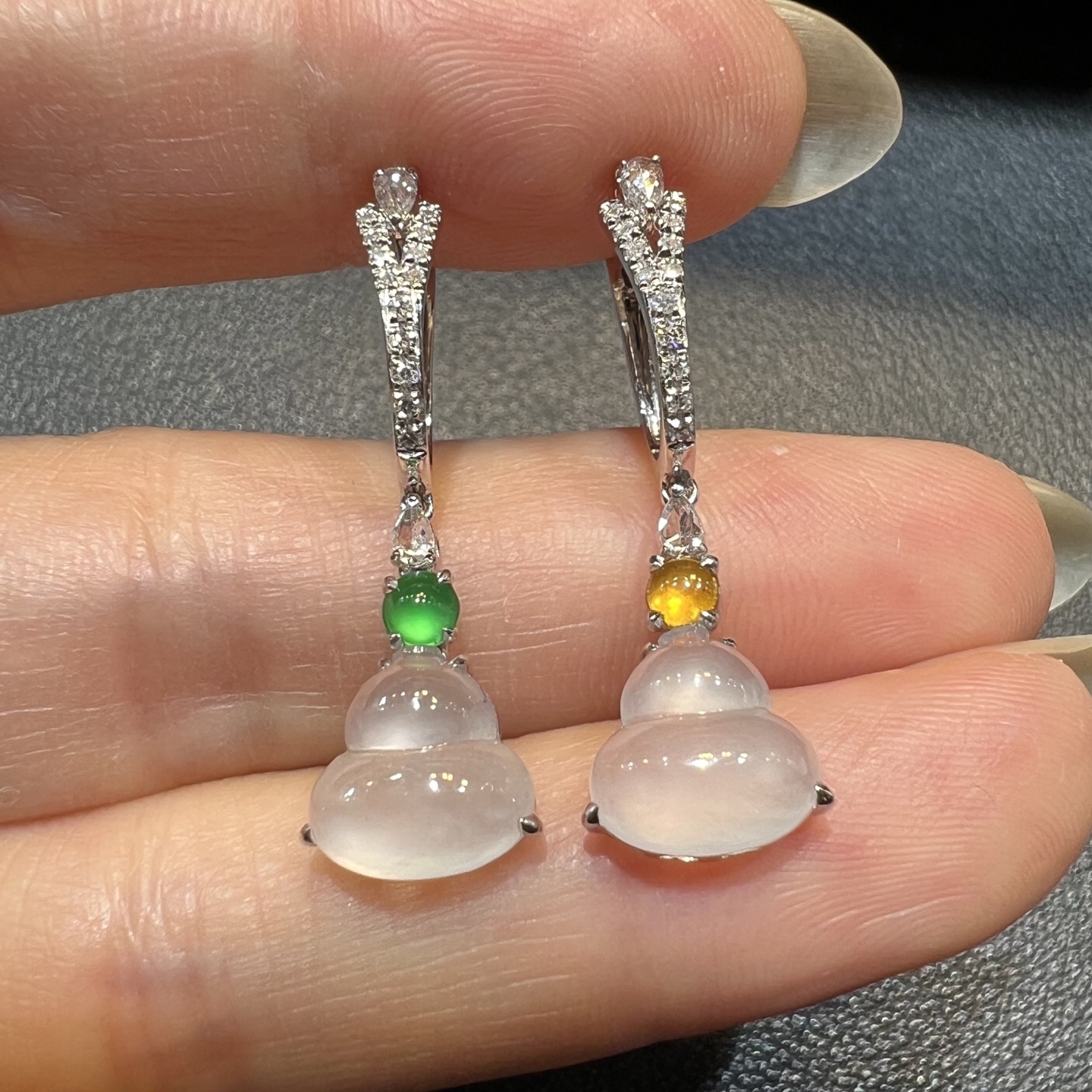 ️18k金钻石镶嵌冰种起光翡翠白冰葫芦耳包耳坠天然缅甸翡翠A货，29-9.6-5.2