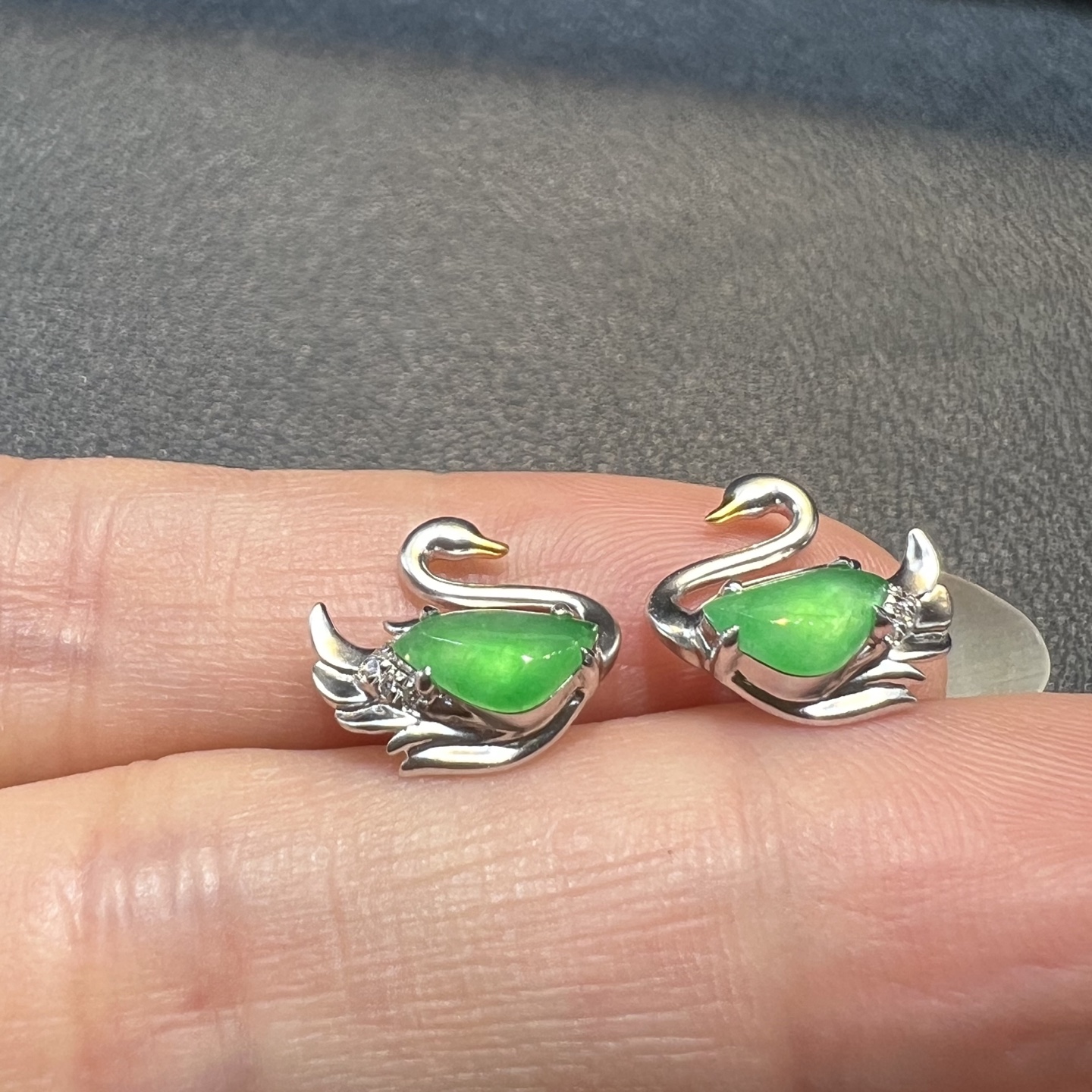 ️18k金钻石镶嵌冰种起光阳绿翡翠天鹅耳钉设计款天然缅甸翡翠A货，7.2-4.5