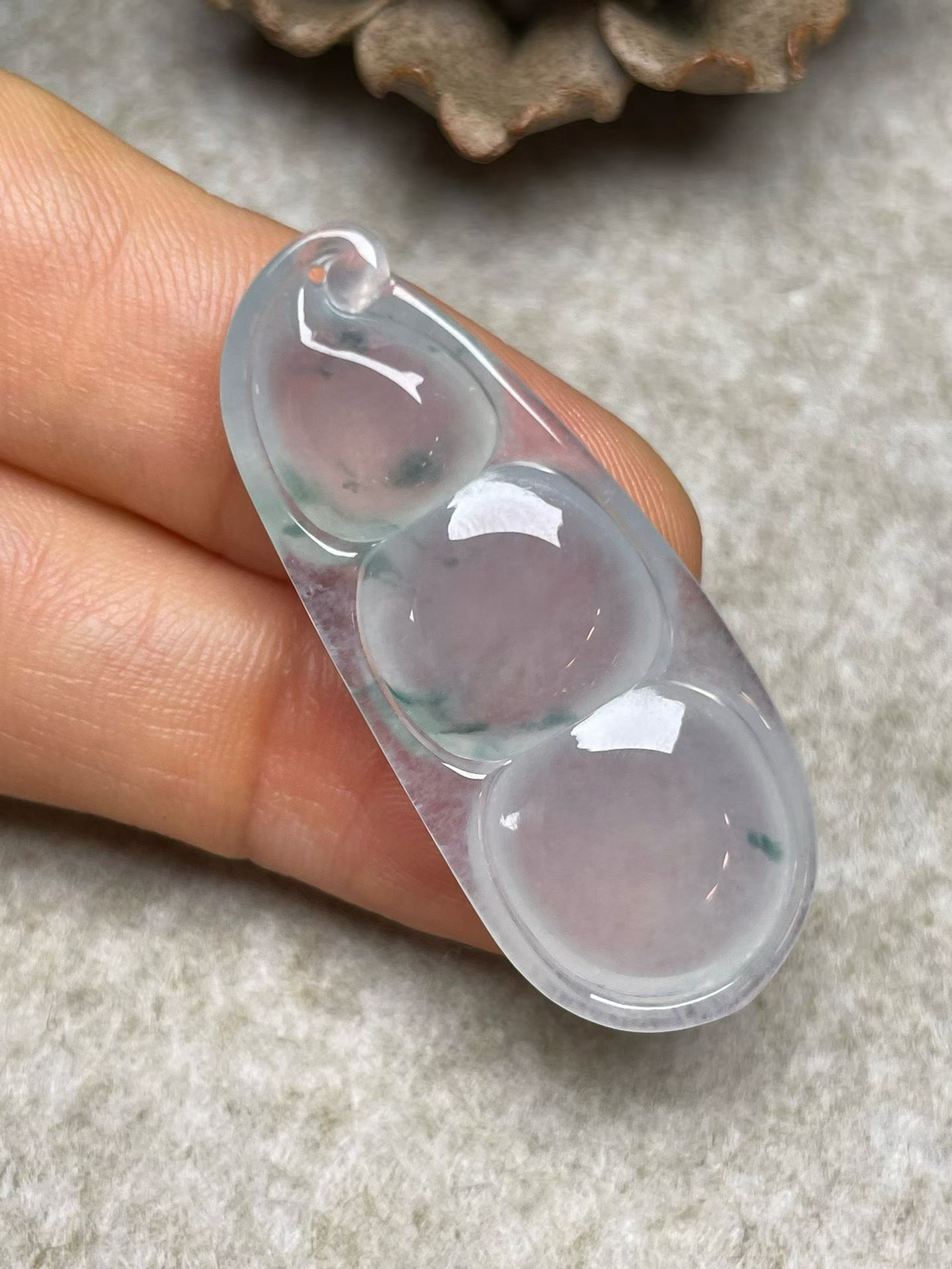 冰种飘花【福豆】吊坠、种水好，玉质细腻 ，卖相好.