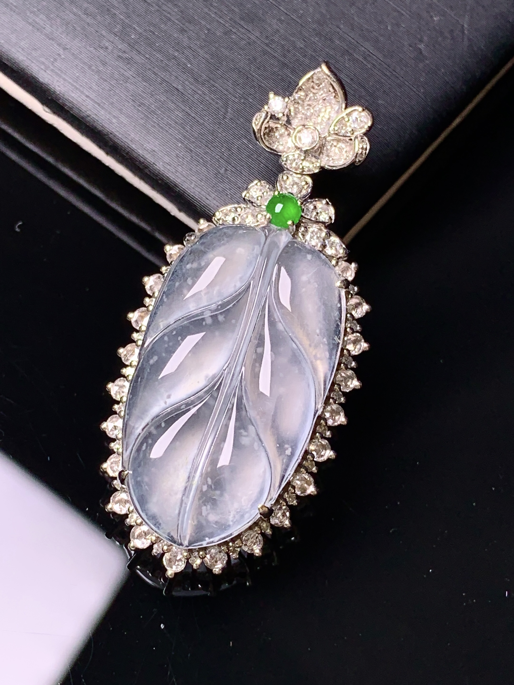 18k金钻镶嵌冰种雪花棉树叶吊坠 玉质细腻 色泽艳丽清新 水润亮眼 整体尺寸39.8*18*8.5f