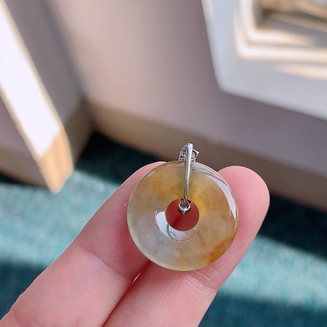 冰黄甜甜圈吊坠。色系甜美，种老饱满水润，佩戴优雅时尚，货号18417，20.7-3.6