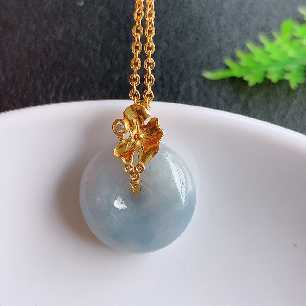 18k金伴钻冰润紫罗兰平安扣吊坠，厚装饱满，冰润剔透，细腻水足，种质润泽，佩戴优雅大气，W01.18