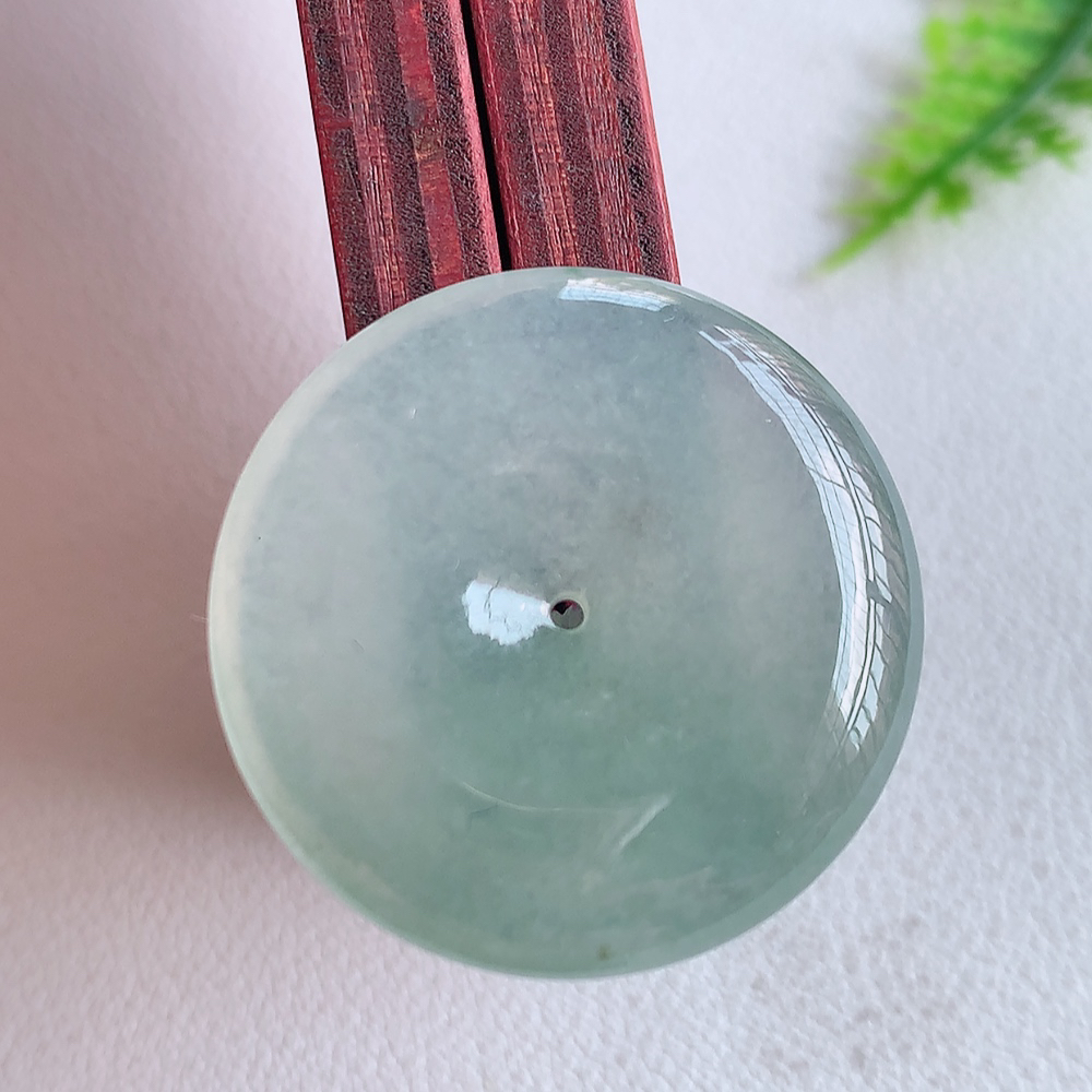 冰润平安扣吊坠，厚装饱满，冰润剔透，细腻水足，种质润泽，飘花灵动，佩戴优雅大气，W01.18   尺寸：28.3-6mm