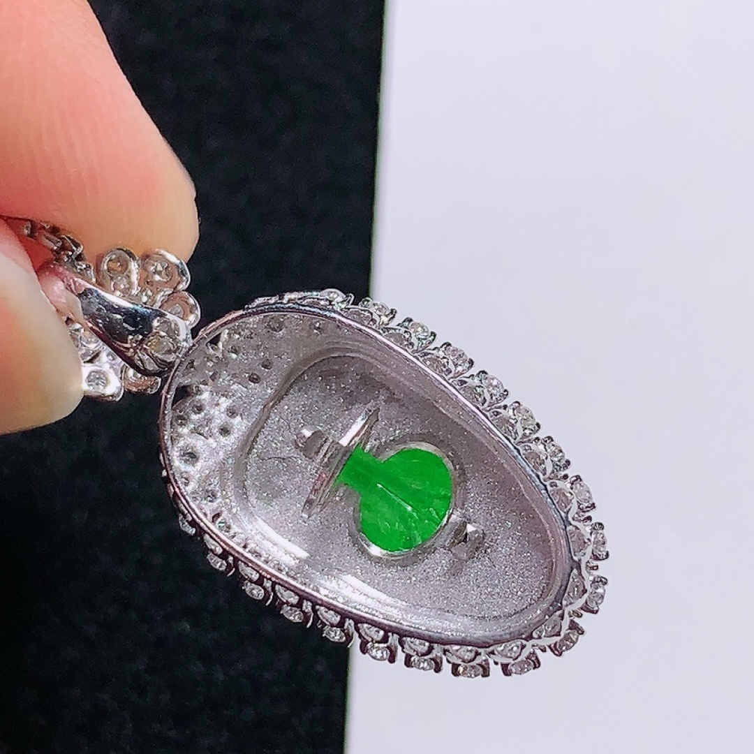 ️18k金镶嵌冰种阳绿金枝玉叶吊坠，种老水头好，又冰又润，饱满无裂：25.7/12.6/8.2mm裸石：14.8/9.1/2mm