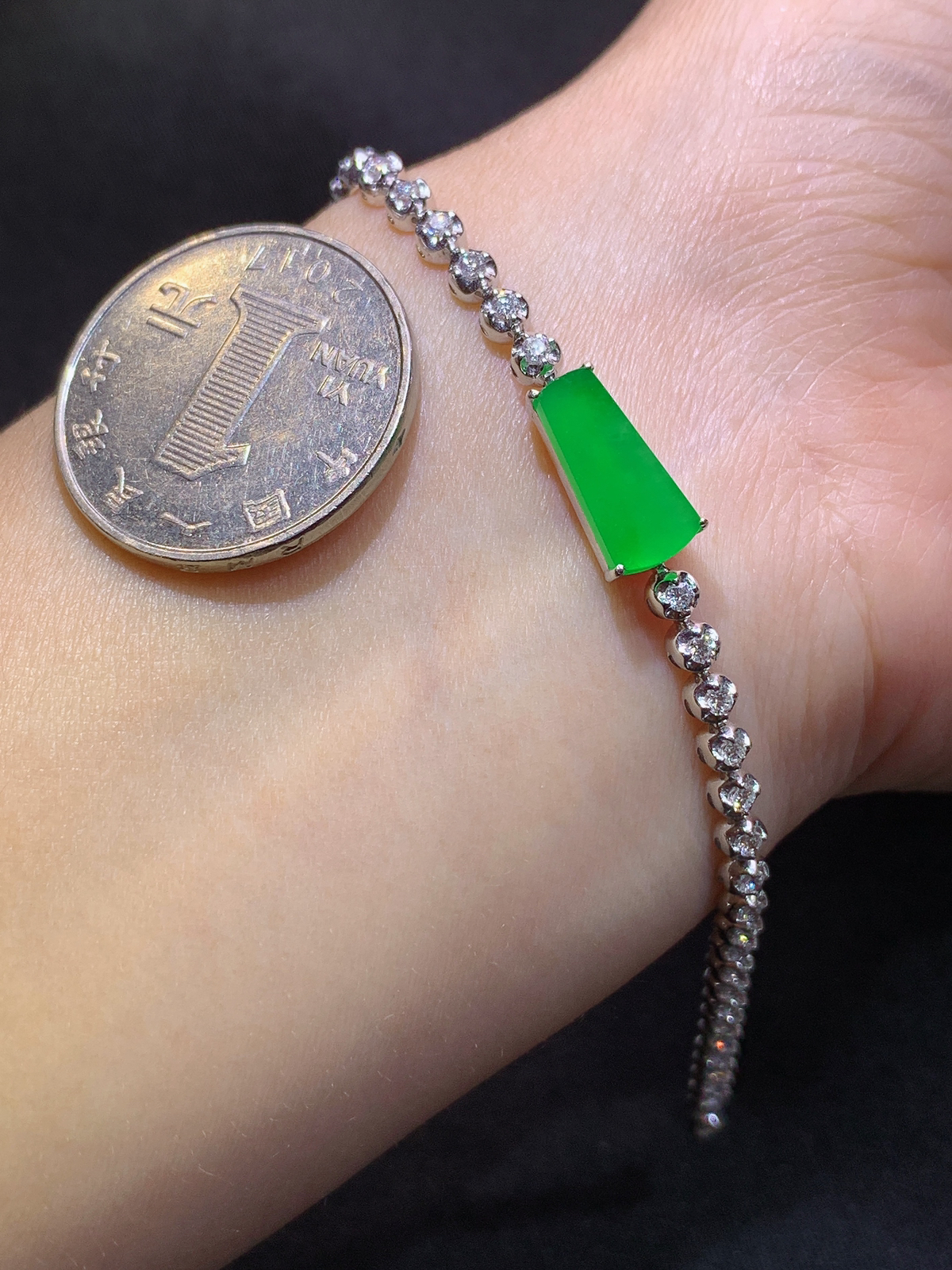 18 K金钻镶嵌冰种阳绿无事牌手链 重金大钻豪镶 新颖时尚 尺寸12.3*5.3*2