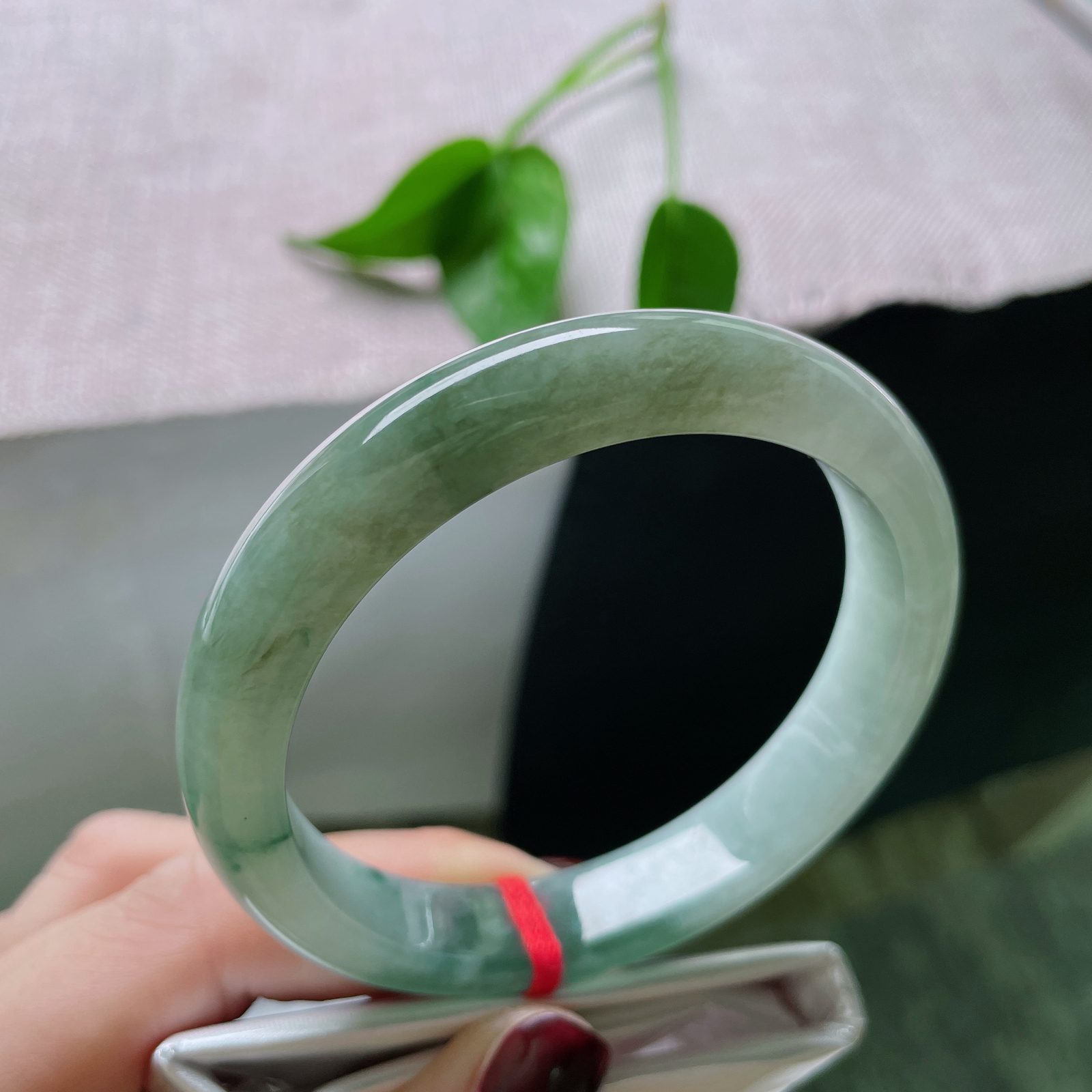 59.7/12.1/7.7，冰油正圈，种老，莹润细腻，佩戴沉稳内敛..