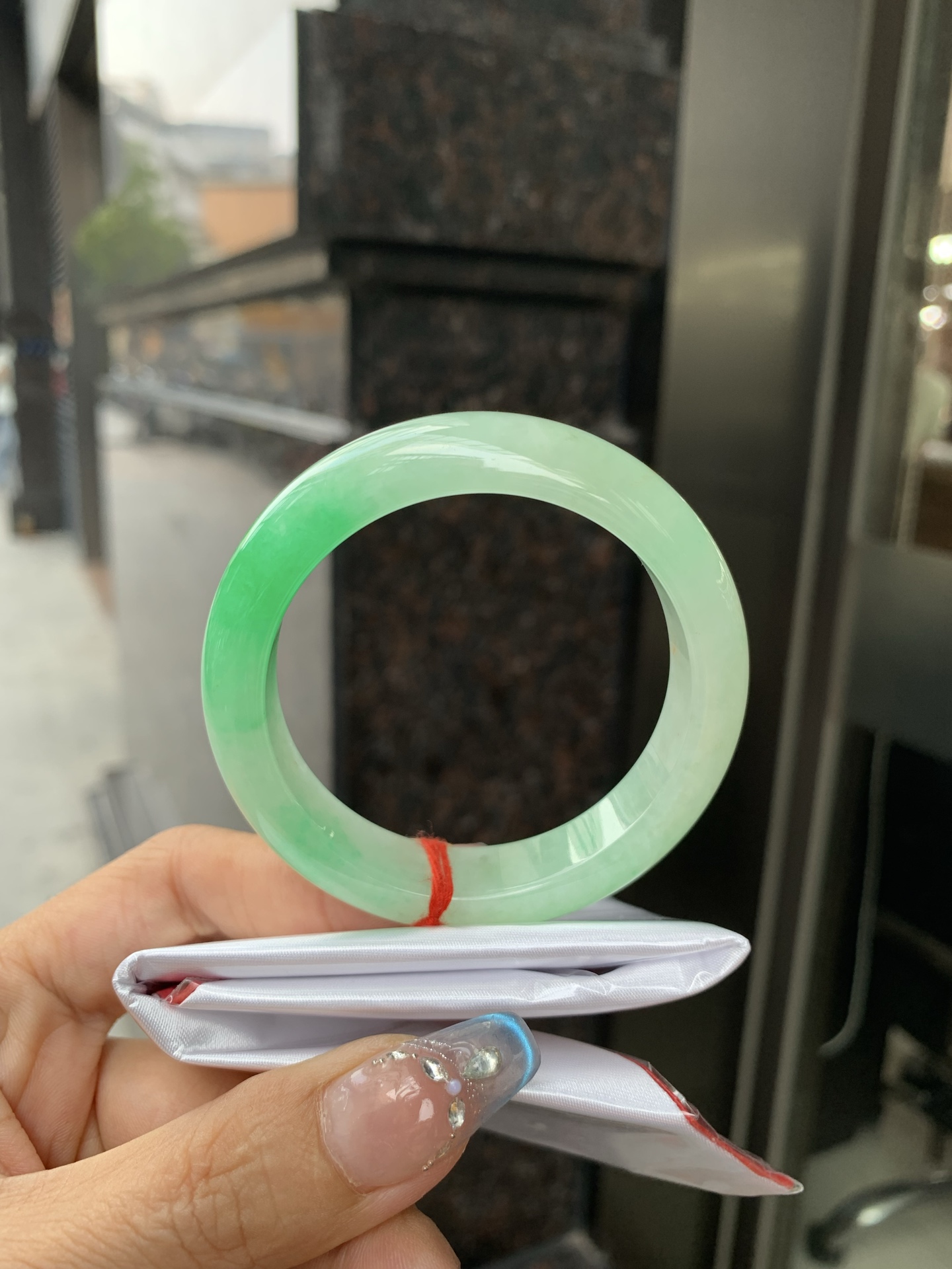 阳绿半山水正圈51-8.1-12.60419-N486打灯棉根，底妆冰润，半圈阳绿像春芽，从水润如晨露的底子蹦跳而出，将春日的灵动生机凝于手镯中，戴上她，清水芙蓉般的清新感自然晕染，每一次抬手，都似把盎然绿意融入生活。