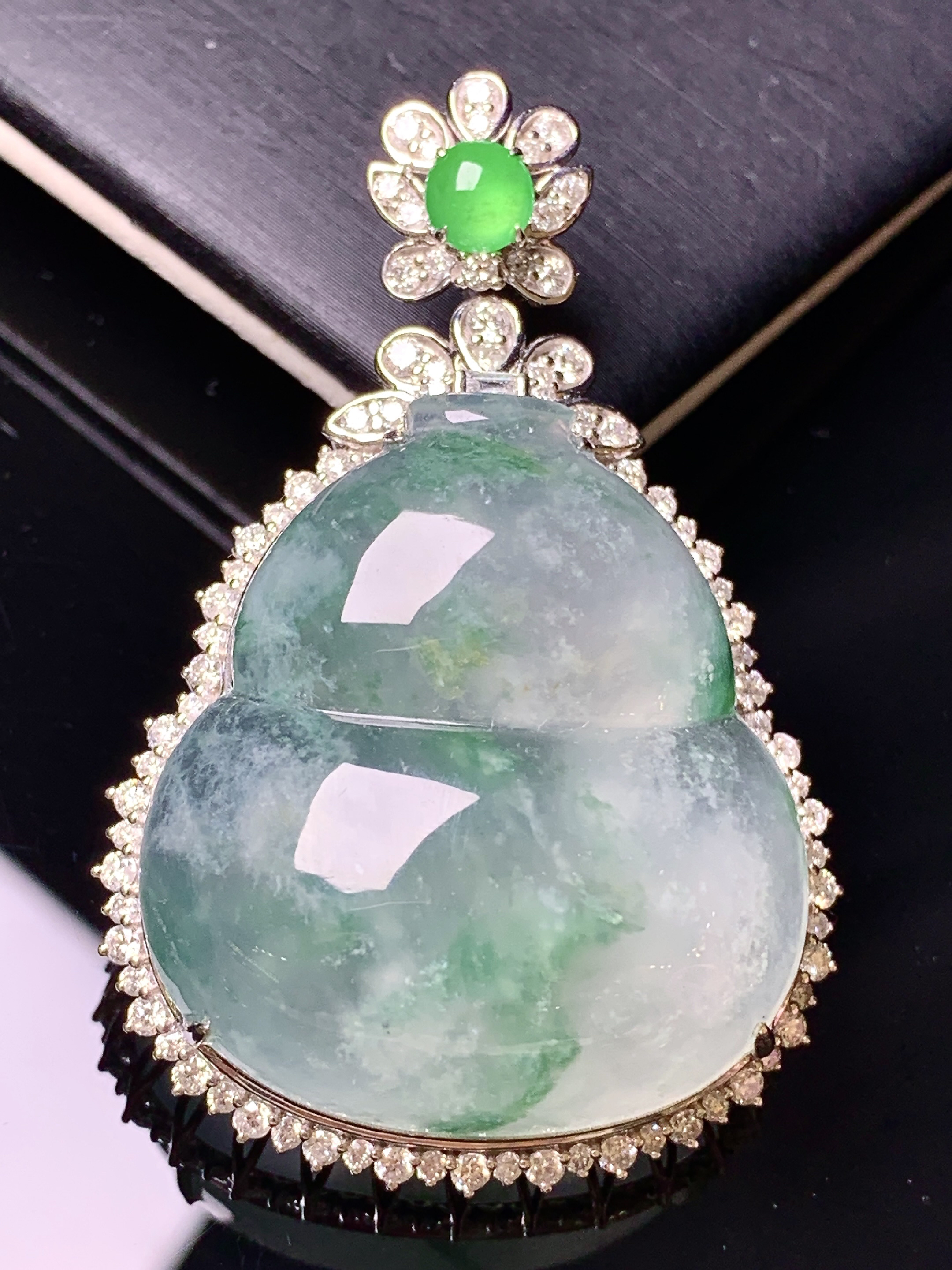 18k金钻镶嵌冰种飘花葫芦吊坠 玉质细腻 色泽艳丽清新 水润亮眼 整体尺寸49.7*32.5*14k1