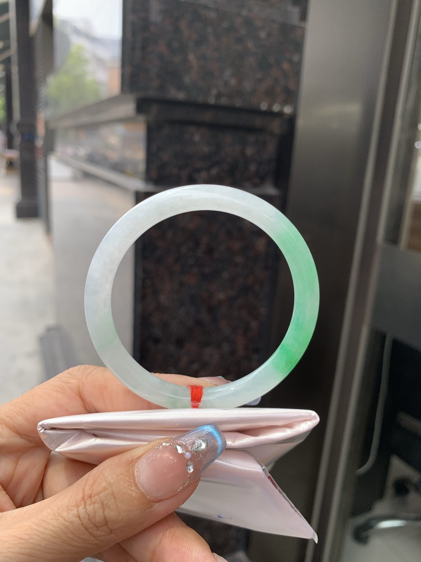 鲜阳绿半山水美人条 53.2-7-6.1 0419-N478 打灯多处细纹，底妆冰润，半圈鲜阳绿像春