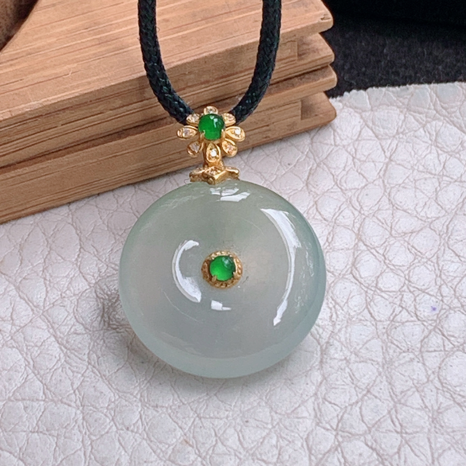 zz3实拍26.2*18.3*5.3天然缅甸翡翠冰透平安扣小吊坠淡晴水镶金玉扣锁骨坠