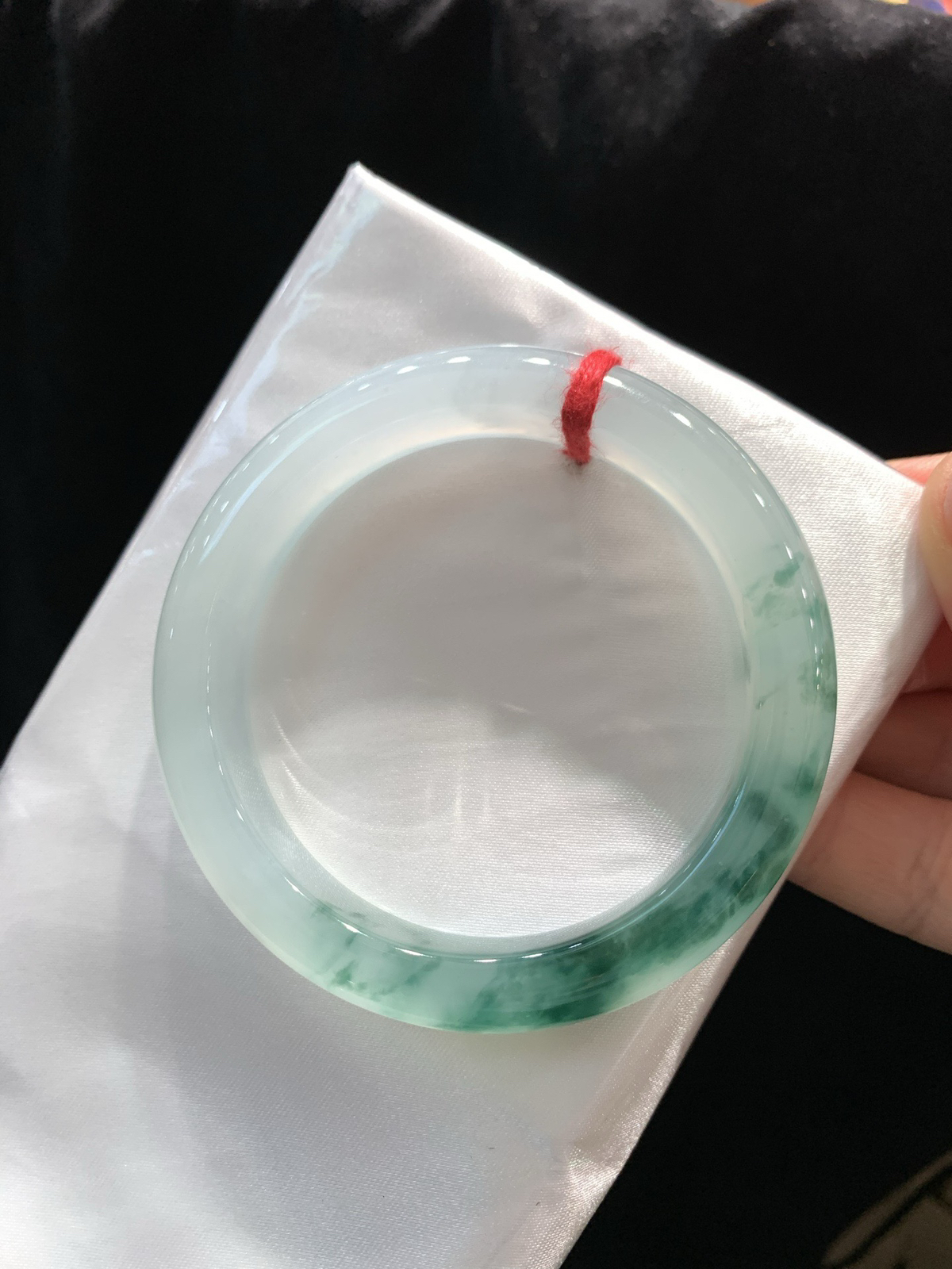 尺寸53.6/12.1/8.4，冰飘花手镯
水润细腻 清新甜美 冰透