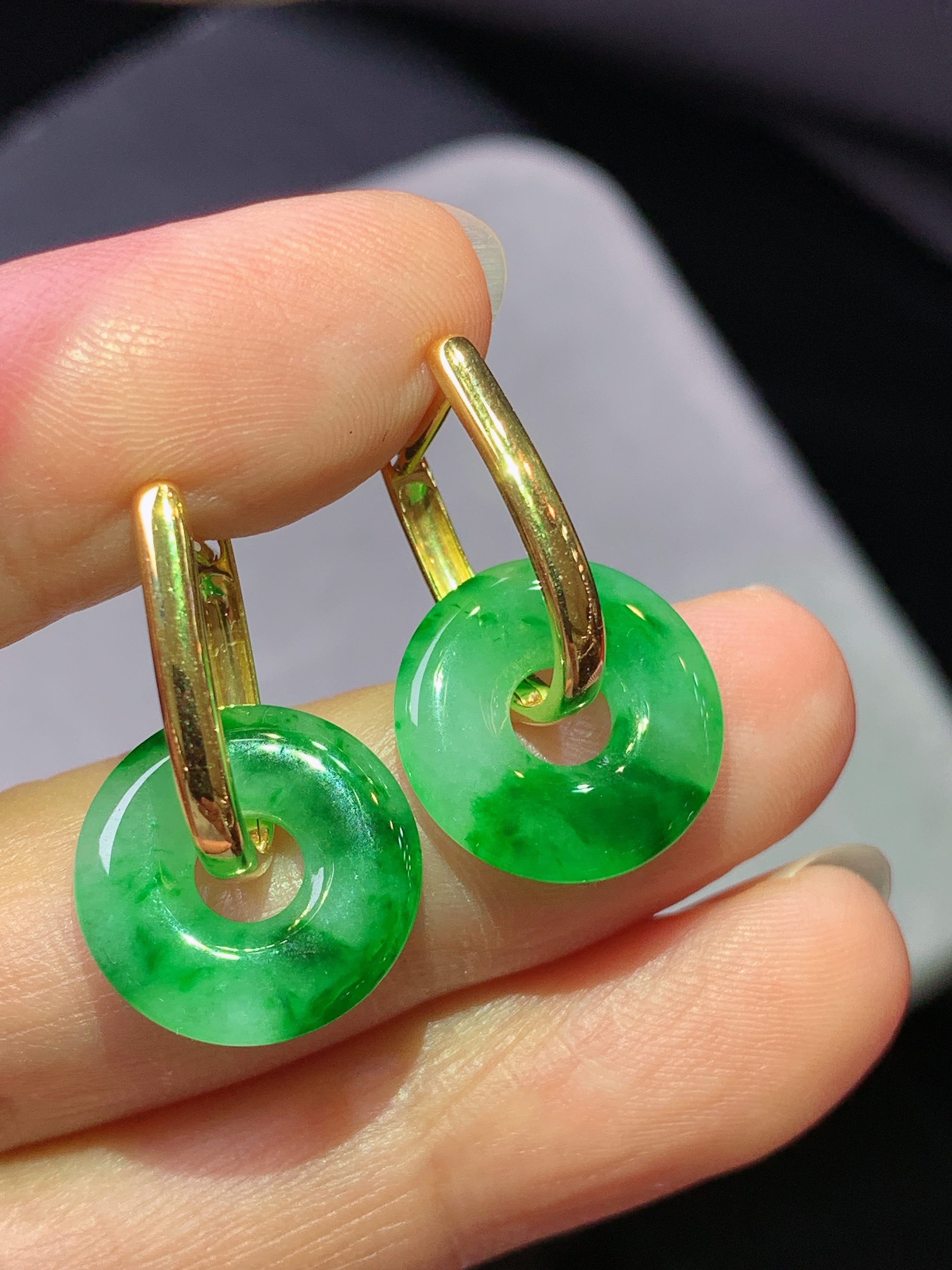 18k金镶嵌冰阳绿平安环耳坠 玉质细腻 色泽艳丽清新 水润亮眼 整体尺寸22.5*14.3*2.8b1
