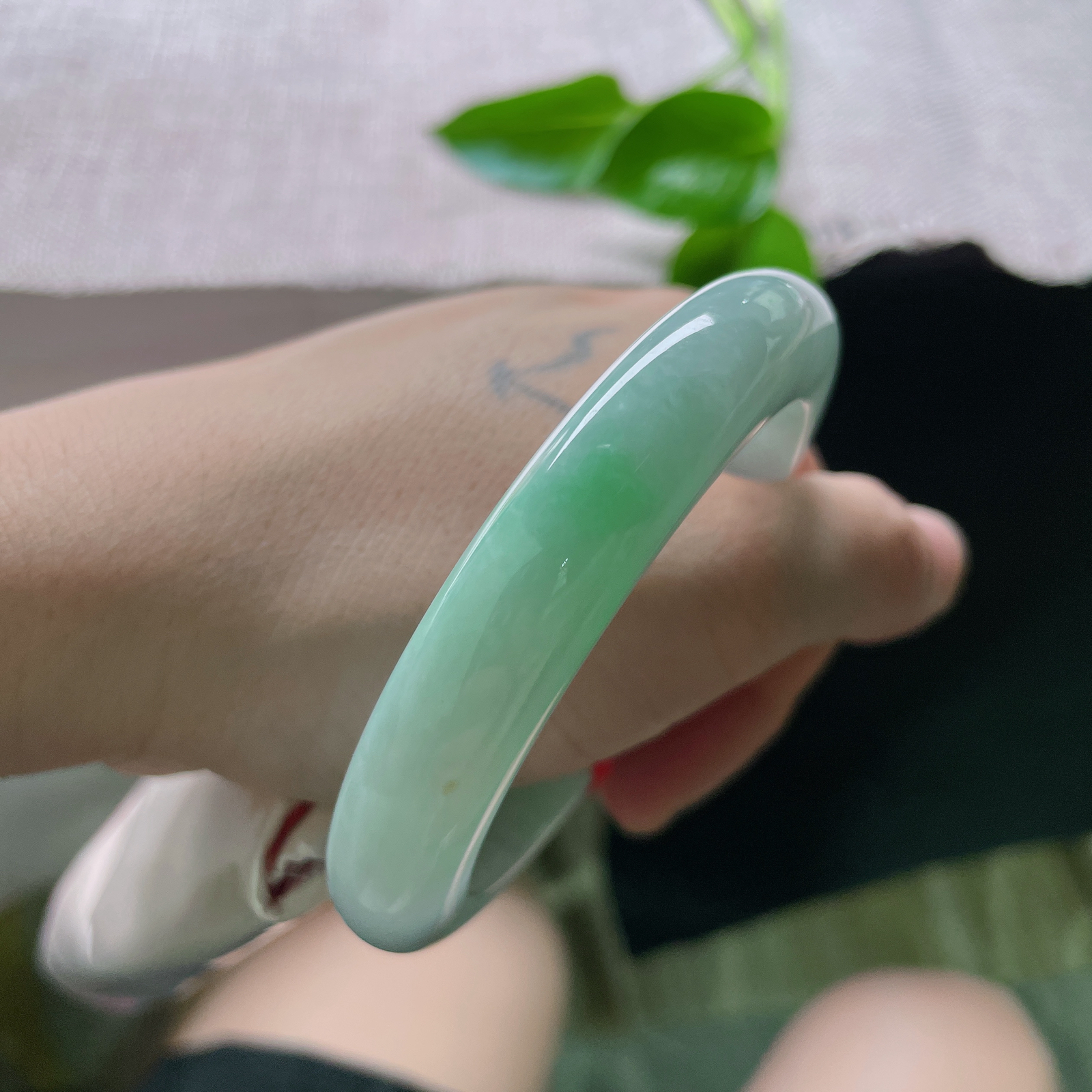 56.3/11.7/9.5飘绿正圈，一抹绿色，翠色伊人，料子细腻，皮纹..