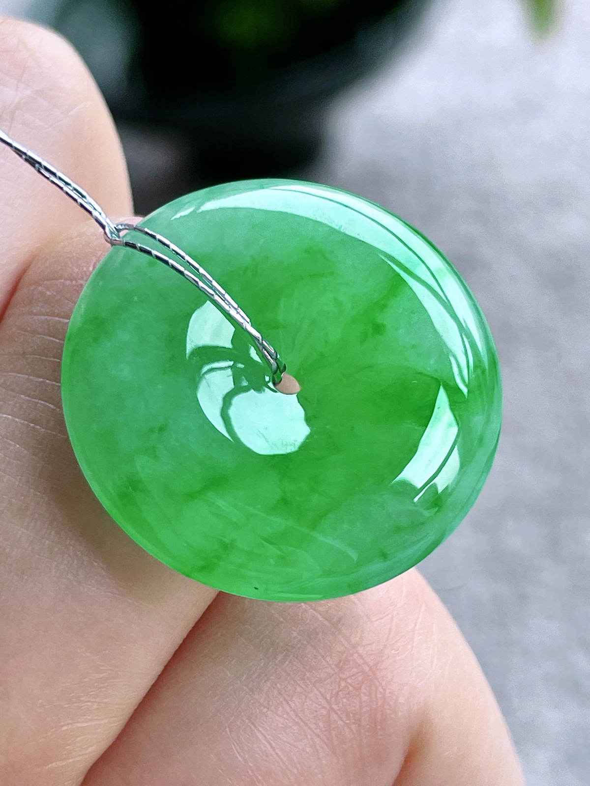 【裸石】高冰阳绿平安扣吊坠
【说明】缅料 完美 性价比高  
【尺寸】24.3-5.5