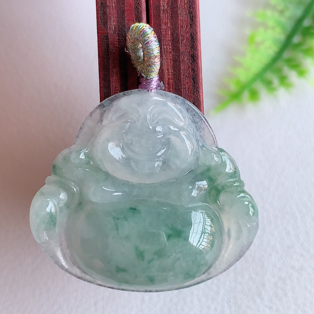 冰润飘花佛公挂件 玉质细腻  精雕弥勒佛，笑佛福耳垂肩，面相喜庆，开怀大笑，憨态可掬。惟妙惟肖，寓意