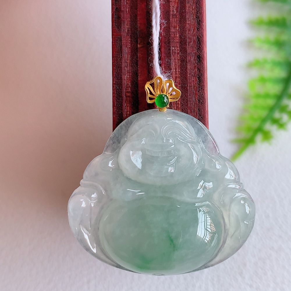 18k金扣冰润飘花佛公挂件 玉质细腻  精雕弥勒佛，笑佛福耳垂肩，面相喜庆，开怀大笑，憨态可掬。惟妙惟肖，寓意福禄双全，吉祥美满，笑口常开 W415.18  尺寸：24-27-6mm