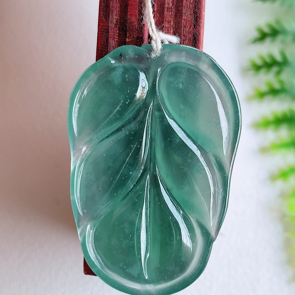 蓝冰金枝玉叶翡翠吊坠  老种起胶感  飘花灵动  寓意“金枝玉叶，大业有成，一夜成名”  饱满大气，水润通透。W415.18 尺寸：32-22.2-3.8mm