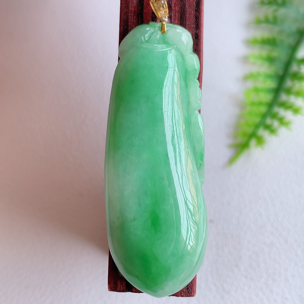 18k金扣冰润满绿福瓜翡翠吊坠，呱呱来财，福气满满的美好寓意，清新自然  沁人心脾，造型独特，清秀高雅  W415.18  尺寸：42.5-16-8mm