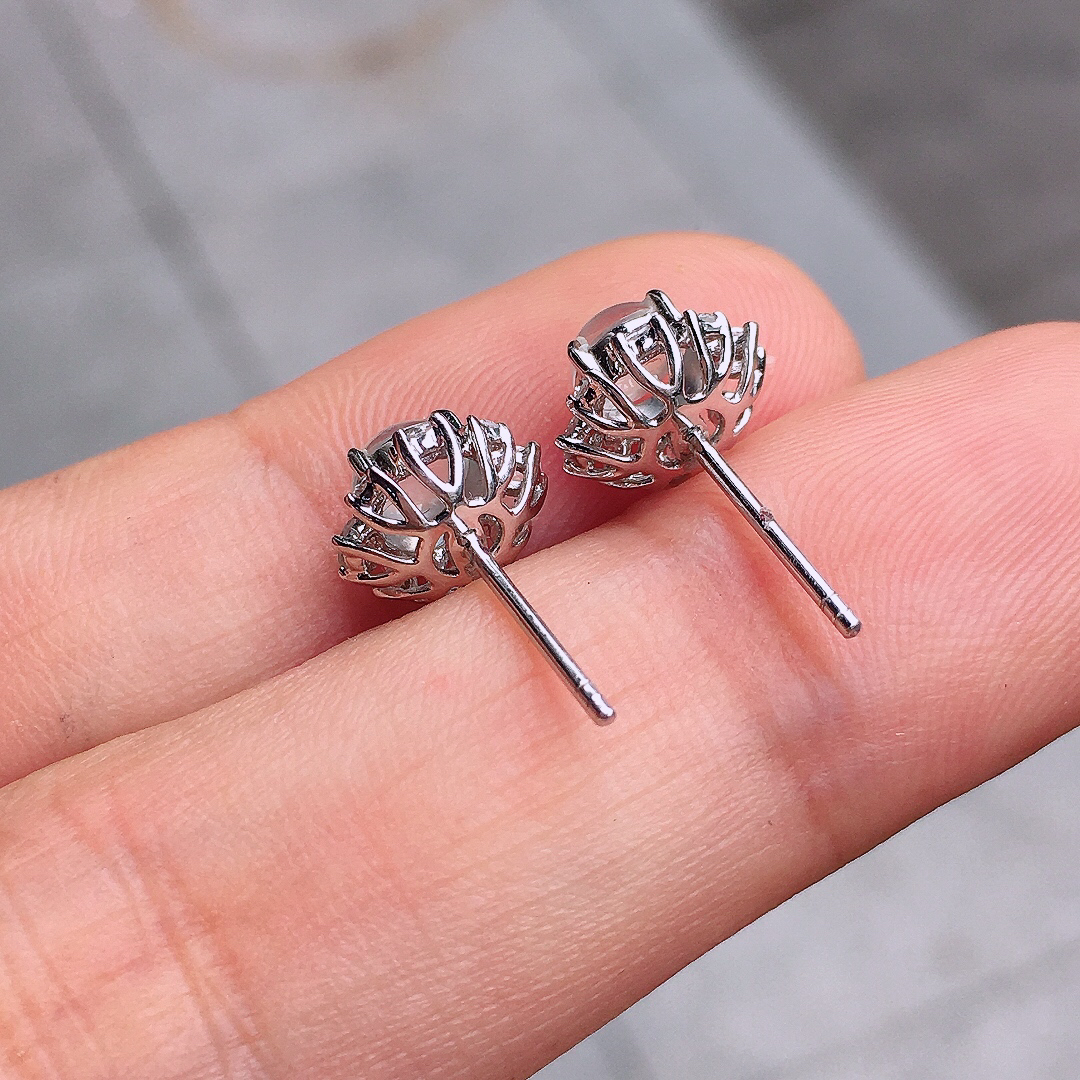 玻璃种蛋面耳钉，玉质细腻，荧光感超
强，饱满圆润，尽显优雅气质，18k
金豪华镶嵌