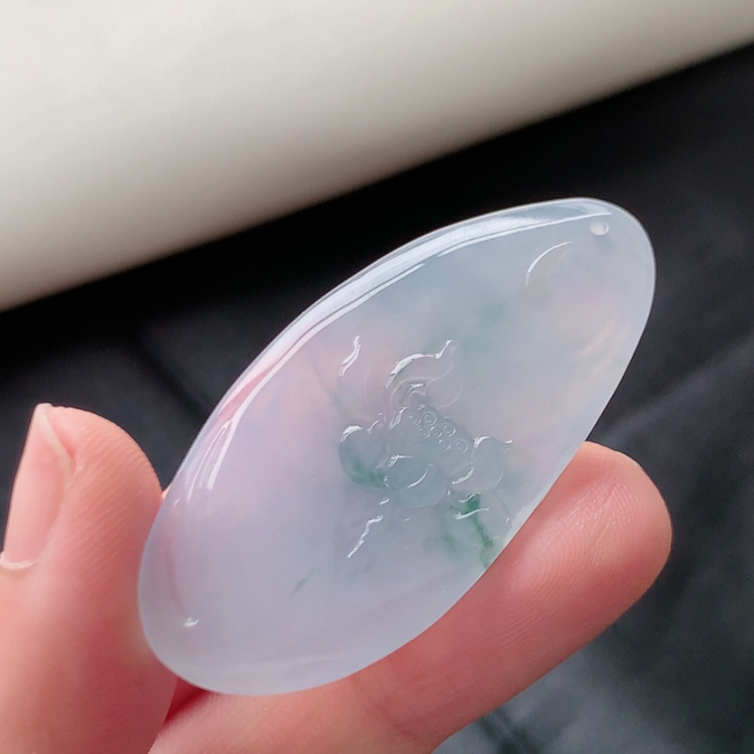 冰飘花挂件。翠色清新，冰润细腻水润，佩戴优雅气质，货号12417，45.3-22.1-7.7