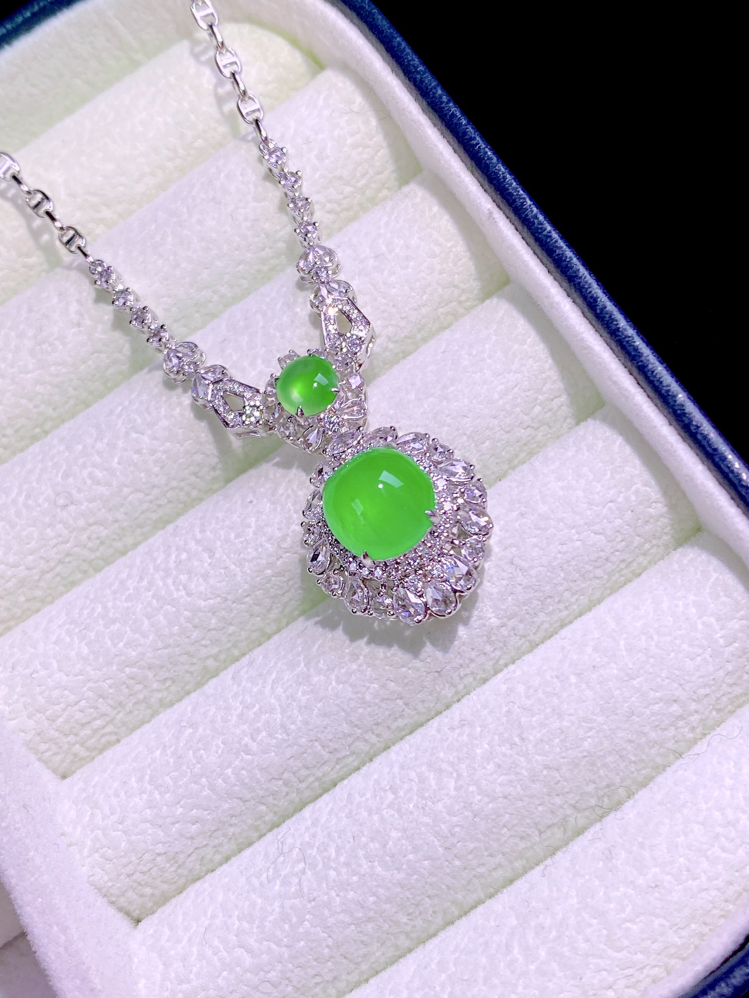 ️世人皆如满天星 而你却如皎皎洁月         众星捧月 唯你耀眼…天然缅甸翡翠满绿蛋面锁骨链 真是越看越喜欢 独特风格 佩戴气质高雅 设计款，48.8-16.5-12.8