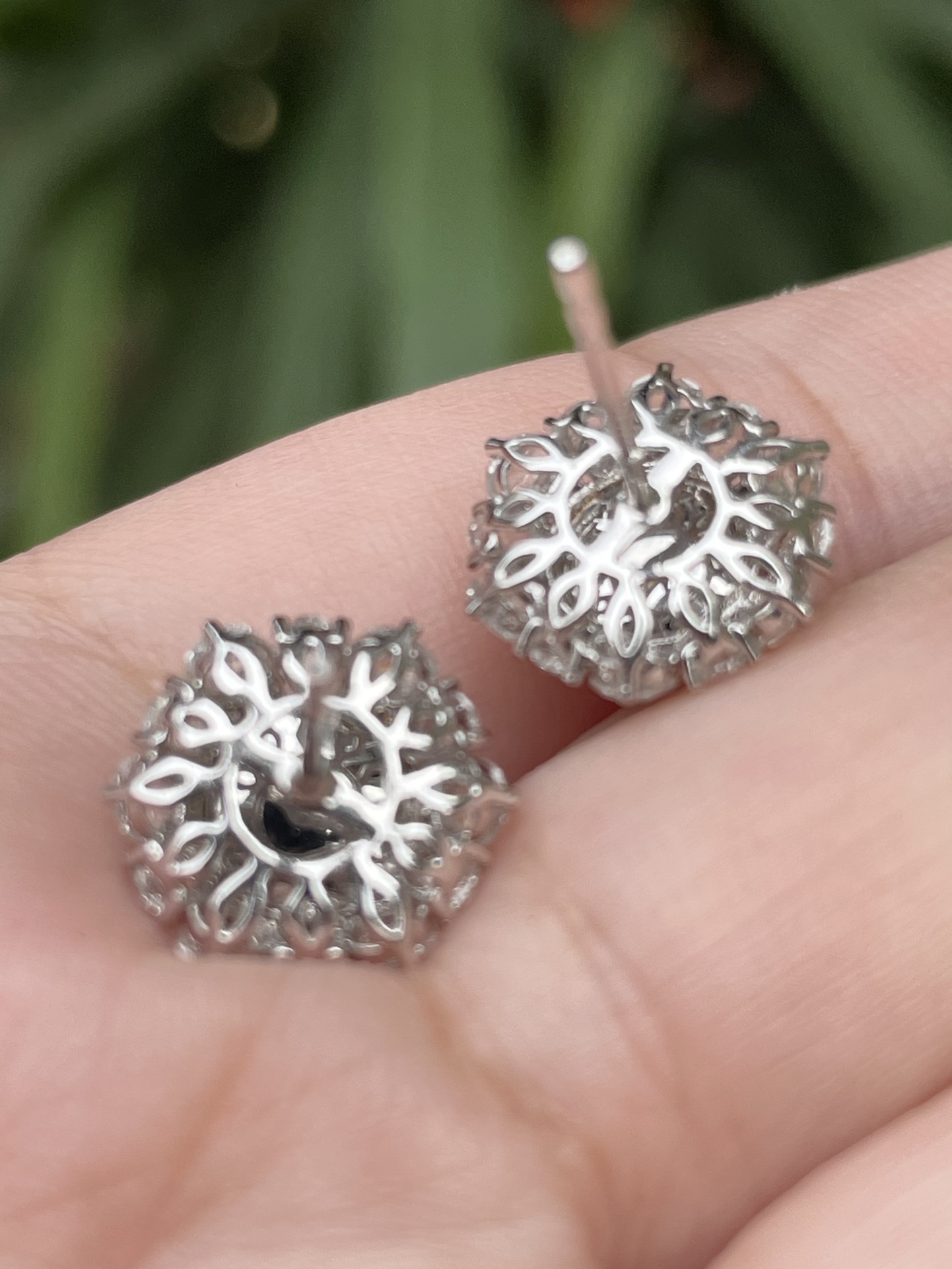 ️，高冰辣正阳绿，耳钉，饱满，起光，通透水润，玉质细腻，翠色鲜艳，18k金奢华钻石镶嵌，6.6-6.6-3