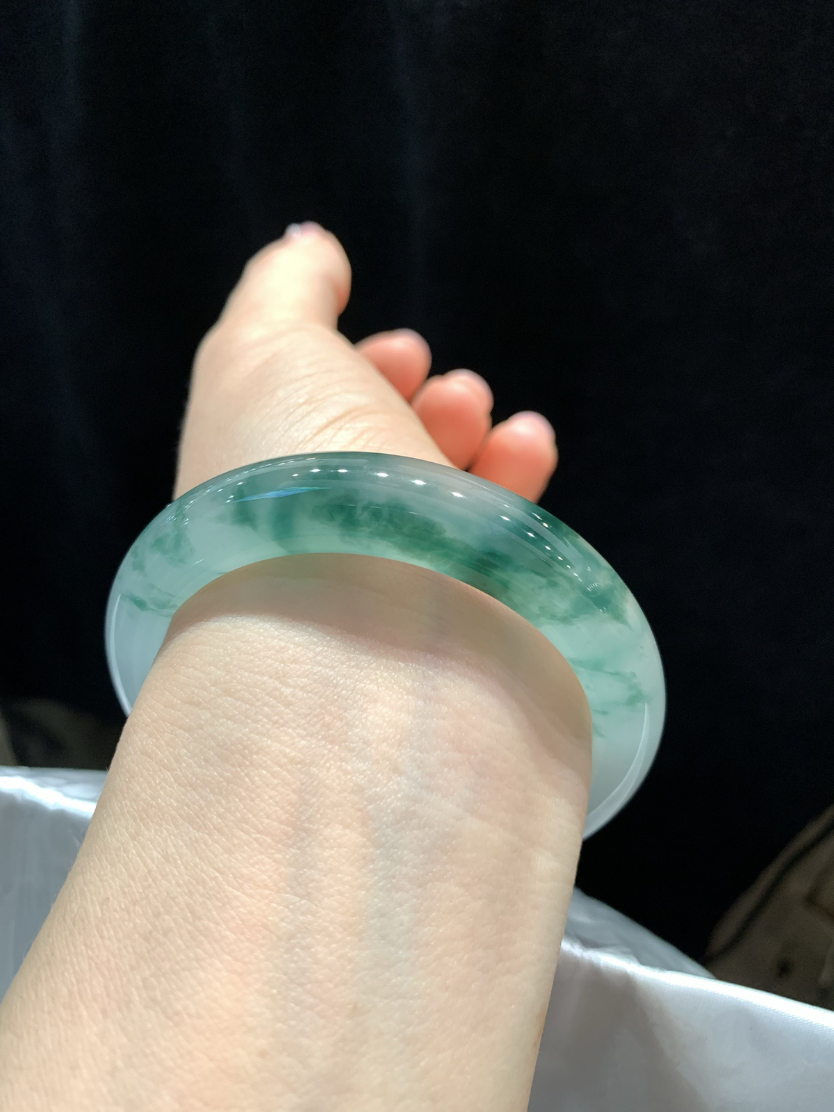 尺寸53.6/12.1/8.4，冰飘花手镯
水润细腻 清新甜美 冰透