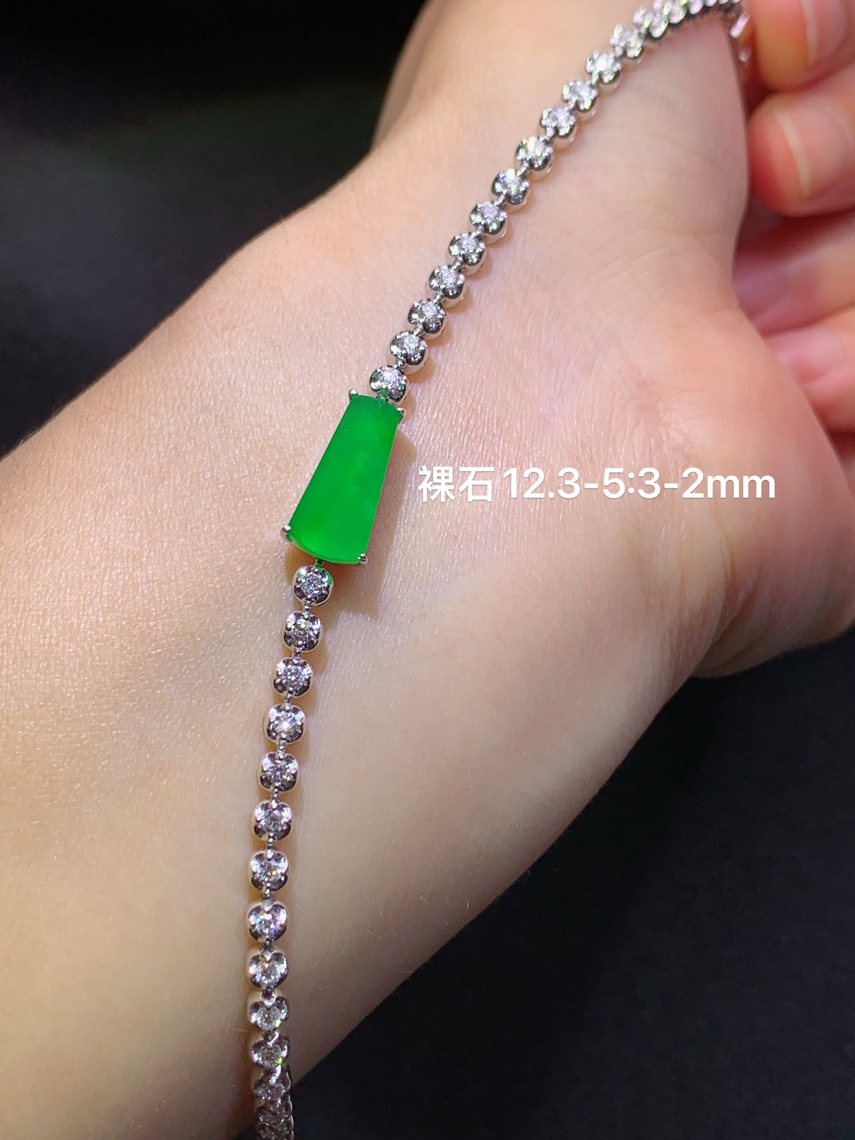 18 K金钻镶嵌冰种阳绿无事牌手链 重金大钻豪镶 新颖时尚 尺寸12.3*5.3*2