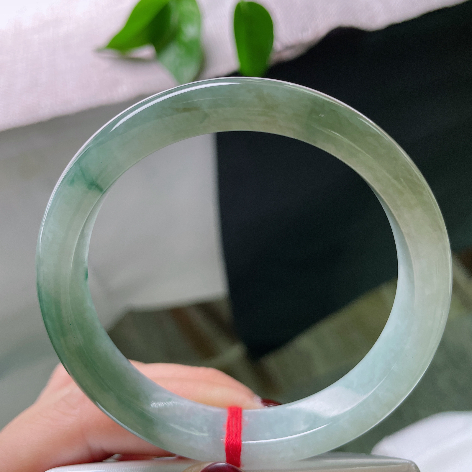 59.7/12.1/7.7，冰油正圈，种老，莹润细腻，佩戴沉稳内敛..