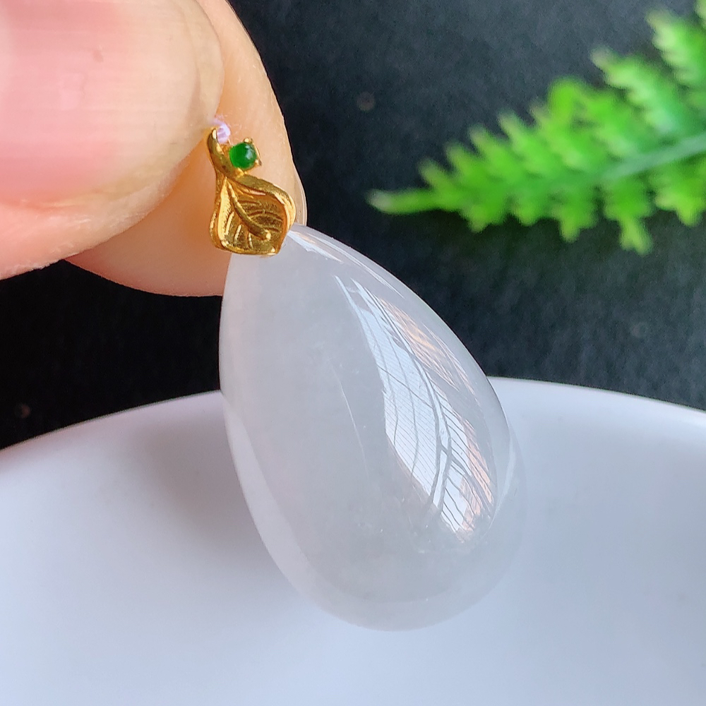 冰润水滴翡翠吊坠，款式新颖时尚，日常百搭的款。满满的份量感，18k金镶嵌，上身效果优雅迷人！性价比超
