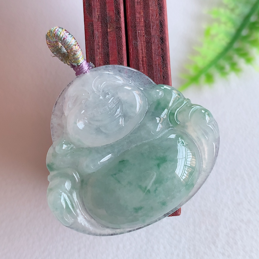 冰润飘花佛公挂件 玉质细腻  精雕弥勒佛，笑佛福耳垂肩，面相喜庆，开怀大笑，憨态可掬。惟妙惟肖，寓意福禄双全，吉祥美满，笑口常开 W415.18  尺寸：27.5-31-5.3mm