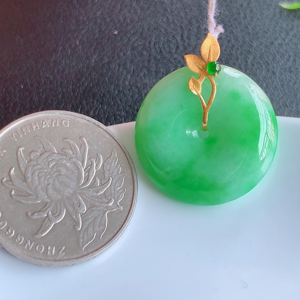 18k金冰润满绿平安扣吊坠，厚装饱满，冰润剔透，细腻水足，种质润泽，飘花灵动，佩戴优雅大气，W415.18   整体尺寸：26.5-22.3-5.6mm   裸石尺寸：22.3-5.6mm