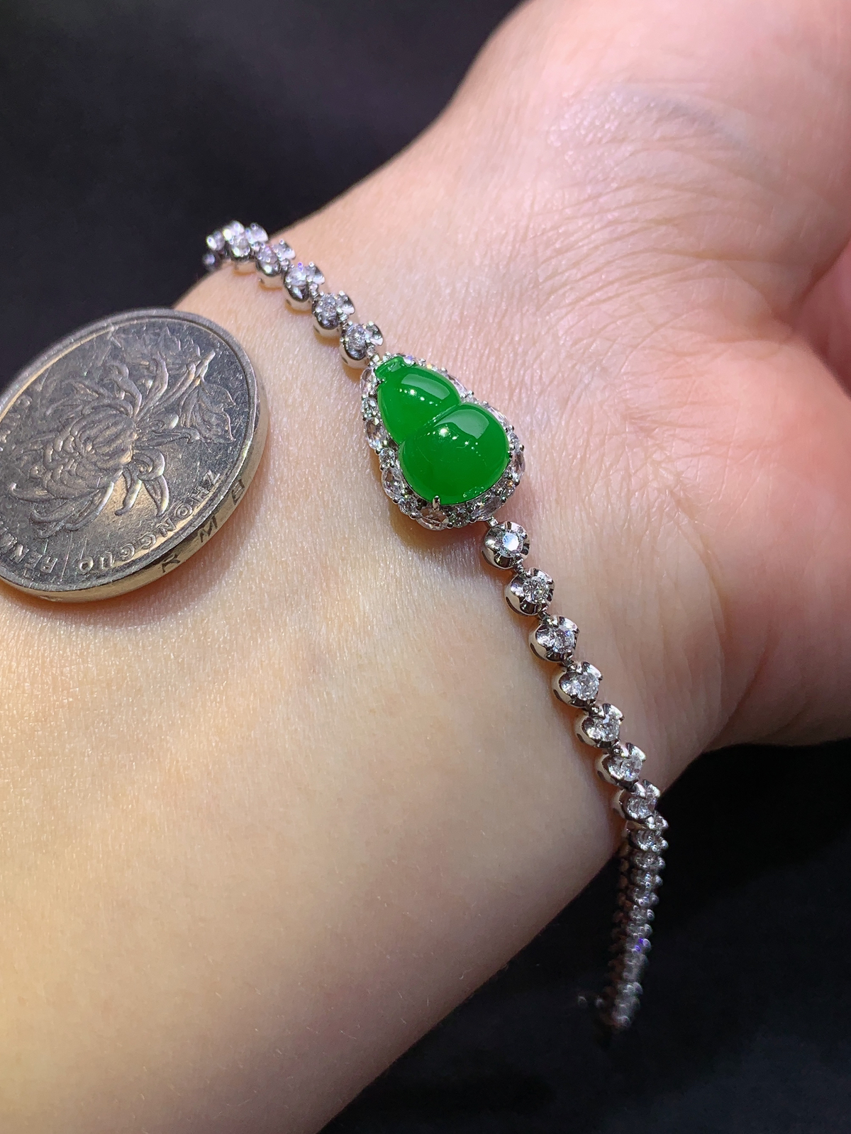 18 K金钻镶嵌冰种辣阳绿葫芦手链 重金大钻豪镶 颜色均匀 亮眼 尺寸11.5*7.2*3.3