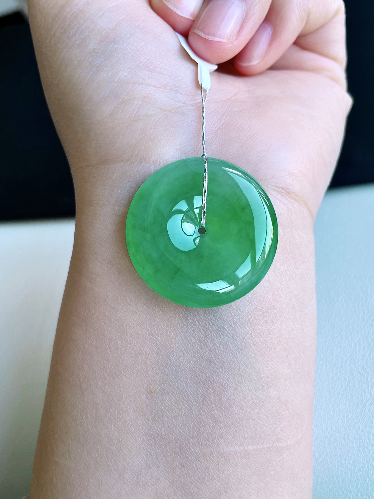 【裸石】高冰阳绿平安扣吊坠
【说明】缅料 完美 性价比高  
【尺寸】32.6-6.2