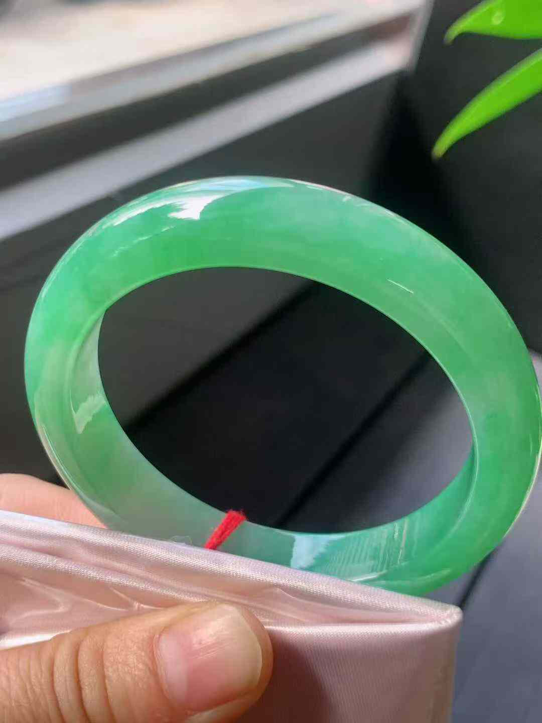 【翡翠名称】老坑种冰阳绿54.5正圈口手镯
【翡翠尺寸】54.5/12.5/8.2mm适合53.5-56正圈口佩戴
【翡翠描述】宝贝种老水足，玉质细腻，色泽靓丽，性价比高，佩戴效果好！
【其它赠送】权威证书/精美挂绳盒子/支持全国复检