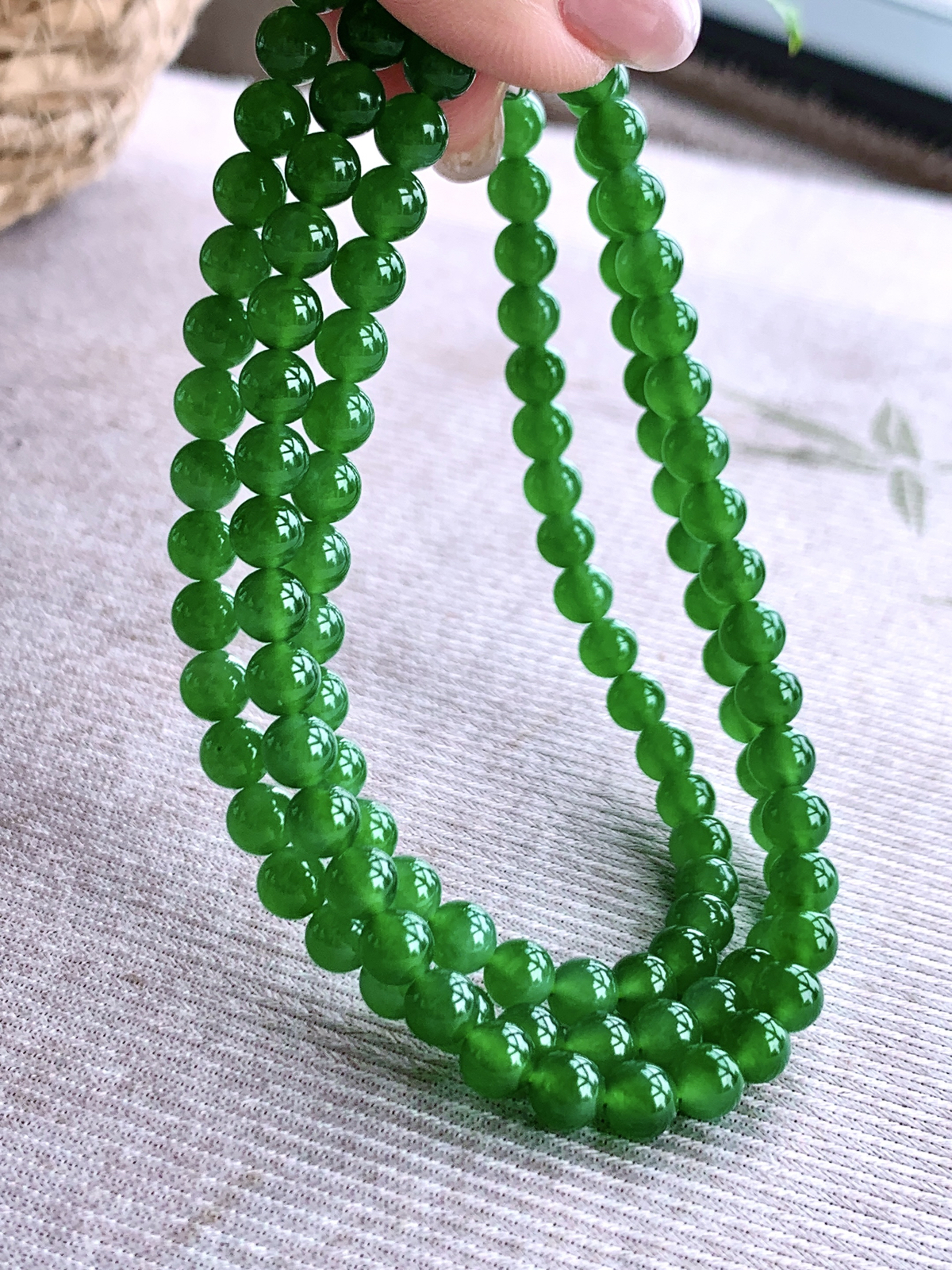 【珠子】️阳绿珠链圆珠子珠链
【说明】缅料 性价比高  
【尺寸】5.8mm，118颗
【重量】41.8克

· 绿韵流转，意韵悠长。
· 此串阳绿珠链如春水初融，118颗圆珠似星子落于玉盘，阳绿如梵音暖光，冰透若禅心映雪。光在珠间流转，如心在尘世间观照，不执于形，不迷于色，只余一份通透与安然，让人见之忘俗。