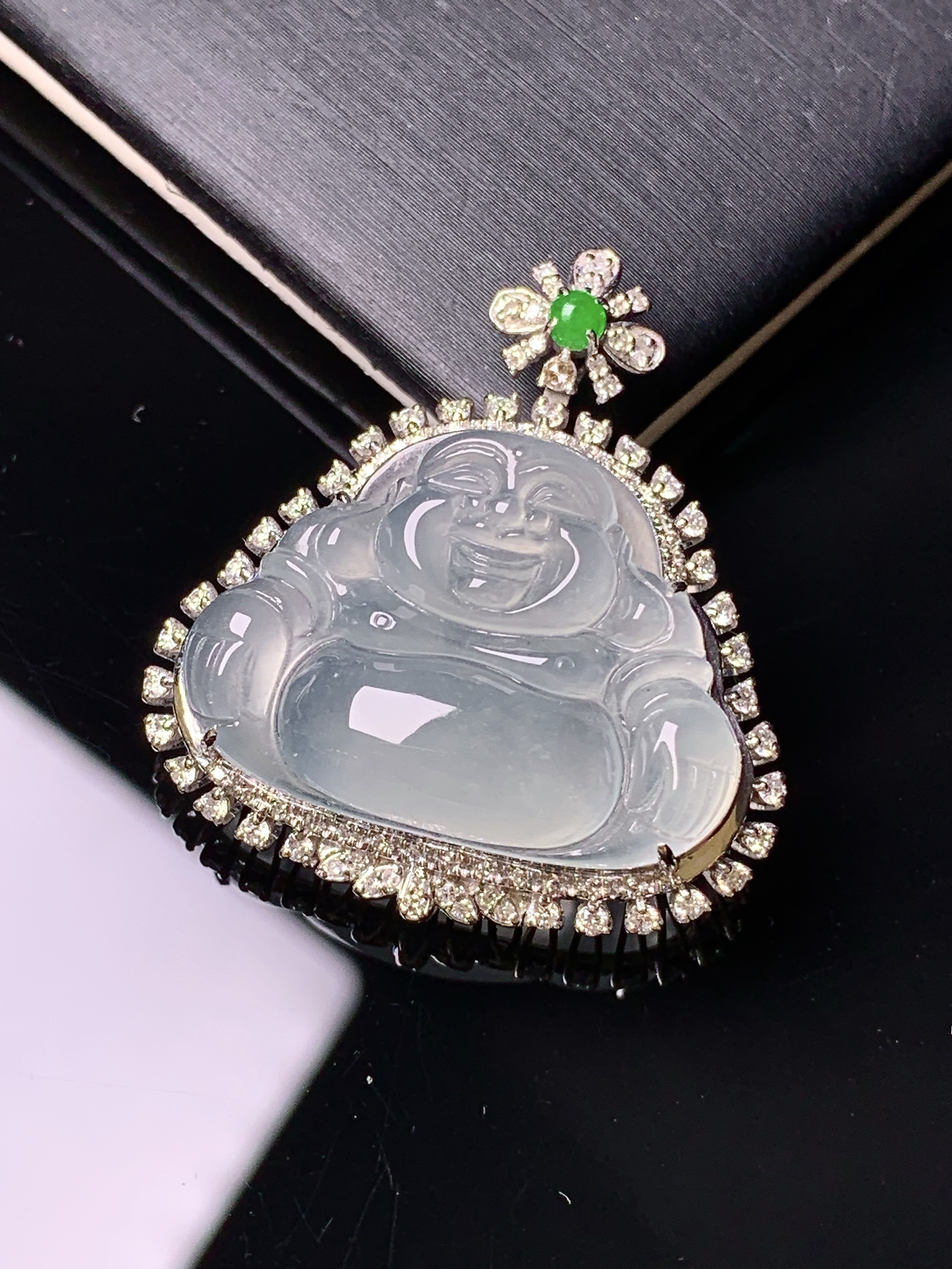 18k金钻镶嵌冰种佛公吊坠 玉质细腻 色泽艳丽清新 水润亮眼 整体尺寸31.5*28.3*10.2k1