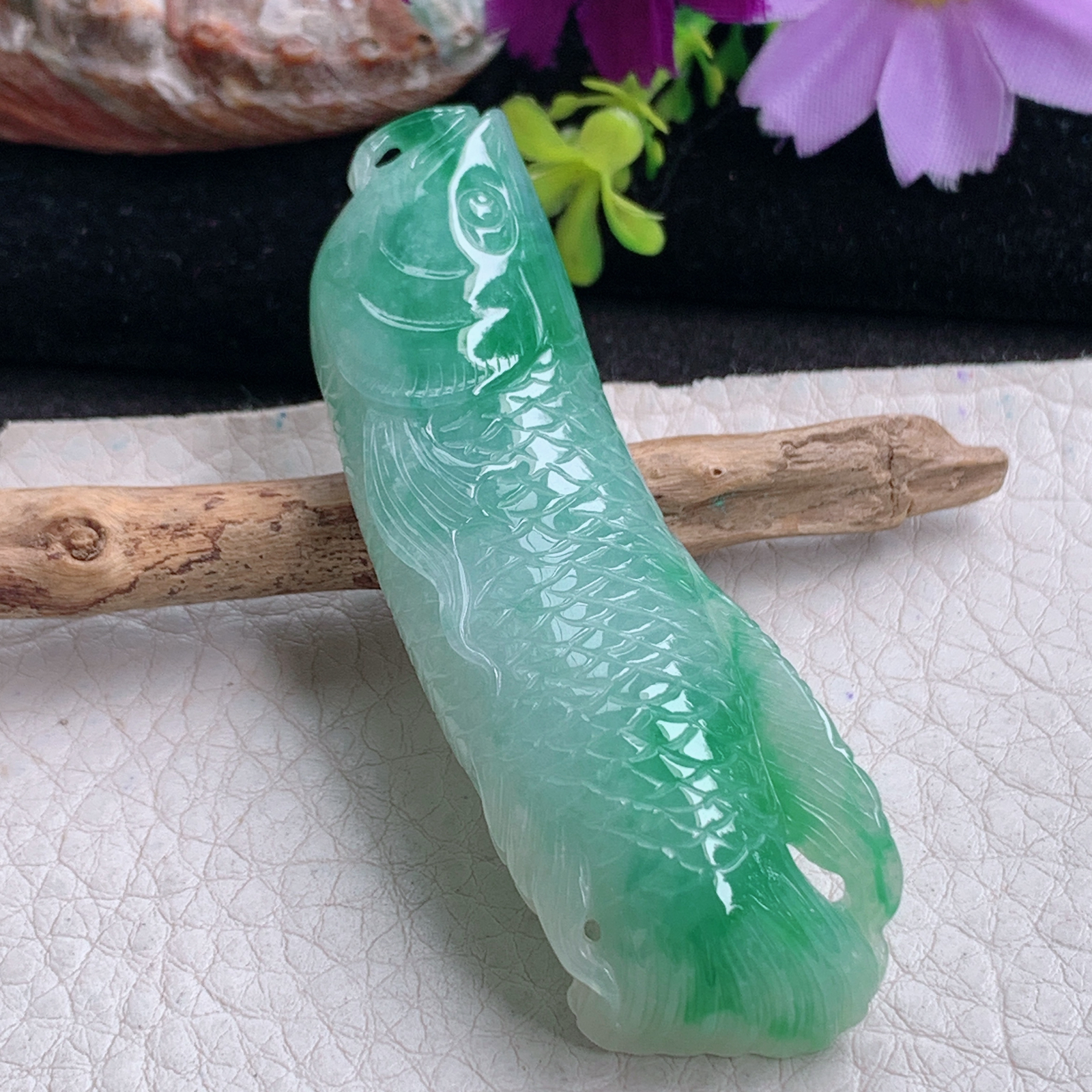 zz3实拍66*21*10天然缅甸翡翠飘绿花金龙鱼吊坠立体精雕年年有鱼玉坠