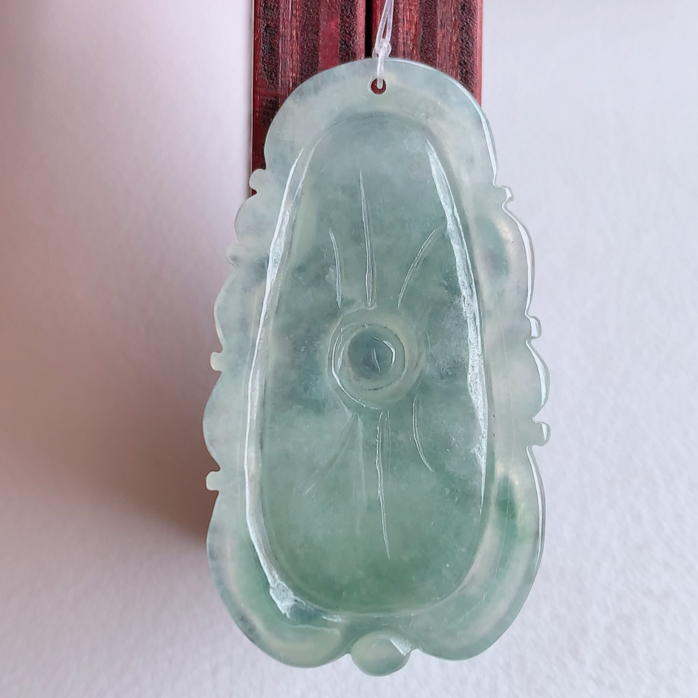老坑冰润莲花挂件，种水上乘，肉质水润细腻，晶体结构致密，莹润通透，颜色清爽干净，色泽纯正  W49.18  尺寸：36.8-20.8-3.5mm