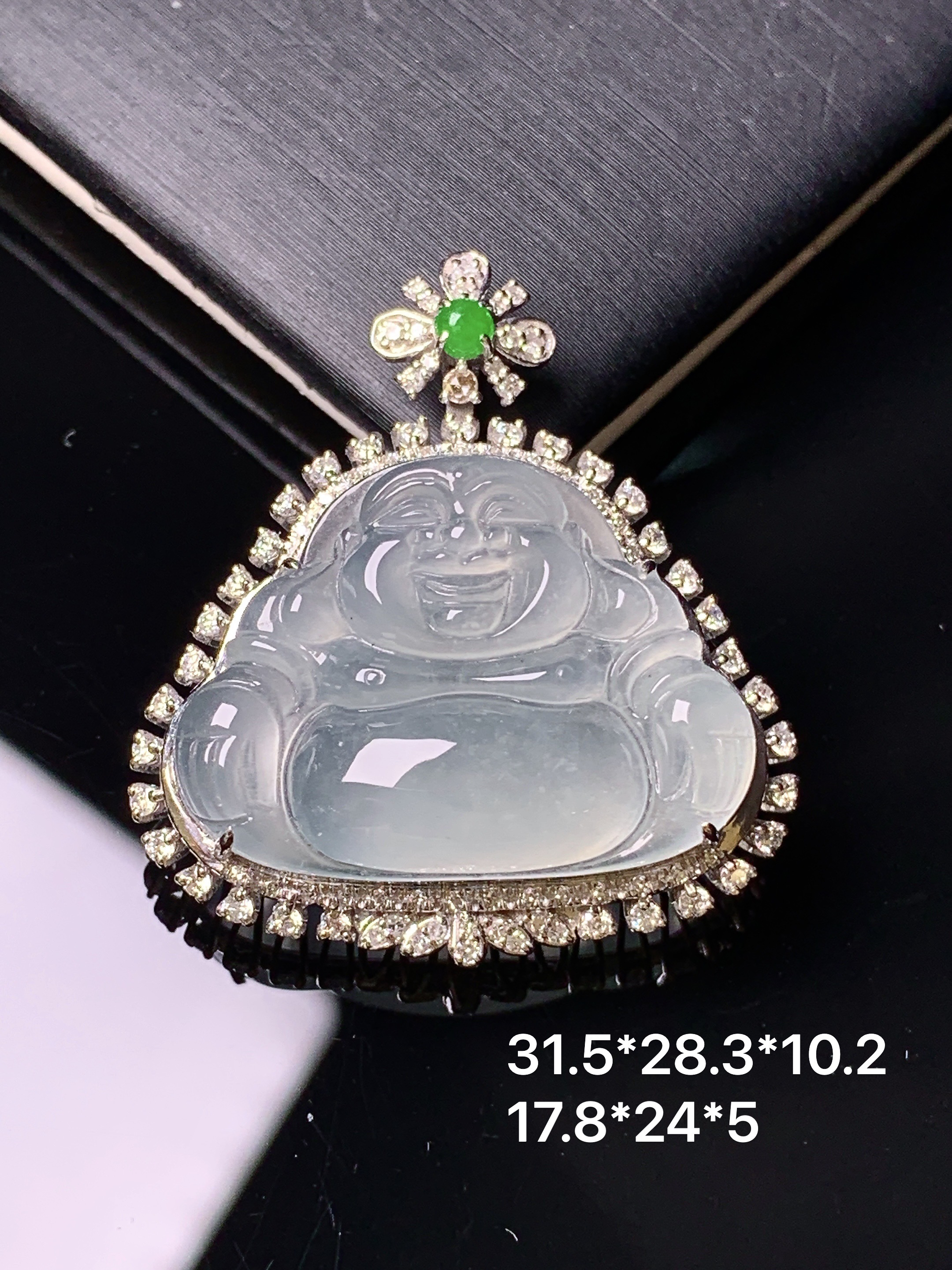 18k金钻镶嵌冰种佛公吊坠 玉质细腻 色泽艳丽清新 水润亮眼 整体尺寸31.5*28.3*10.2k1