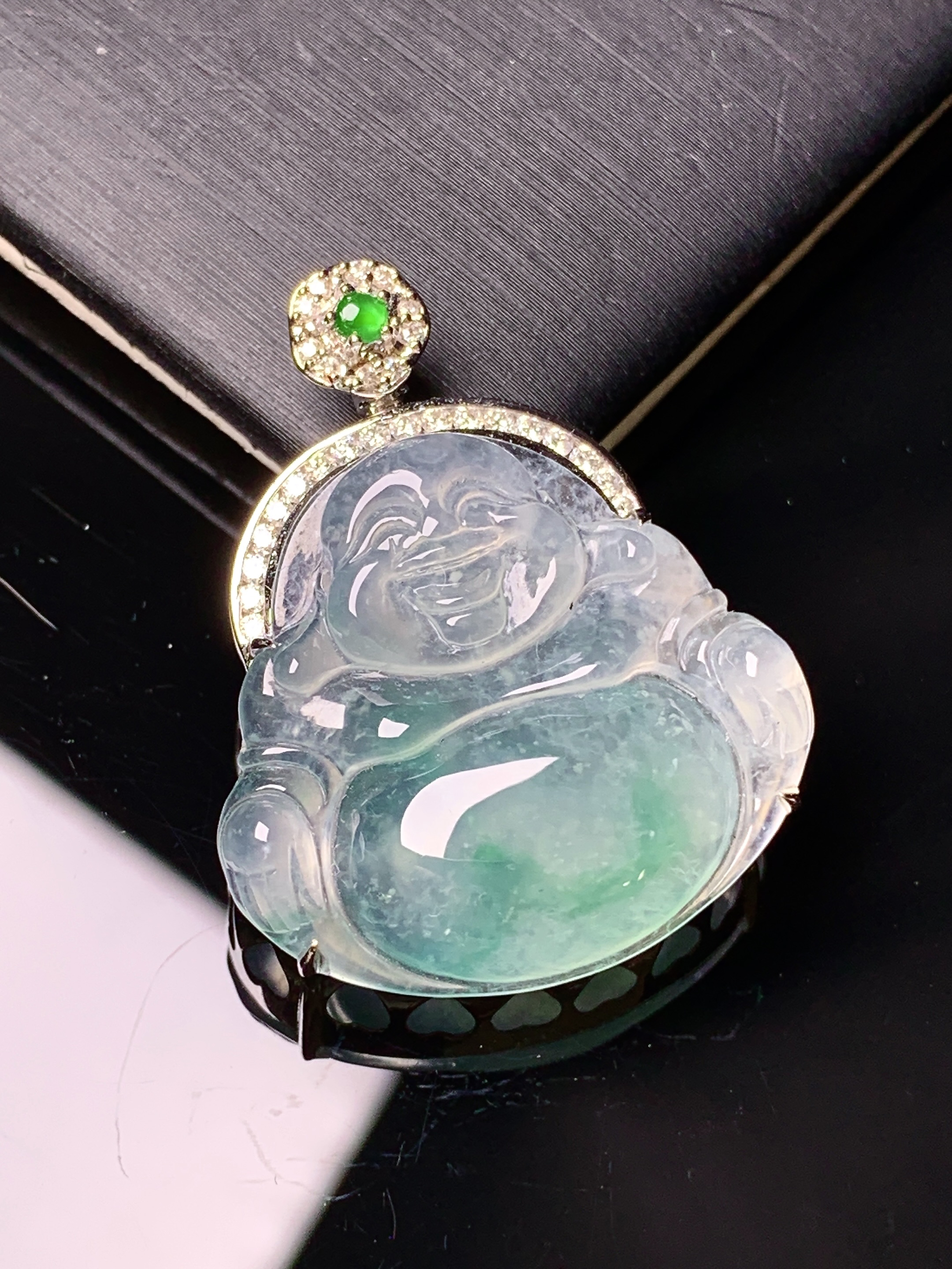 18k金钻镶嵌冰种飘绿佛公吊坠 玉质细腻 色泽艳丽清新 水润亮眼 整体尺寸32*25.3*8.5y5