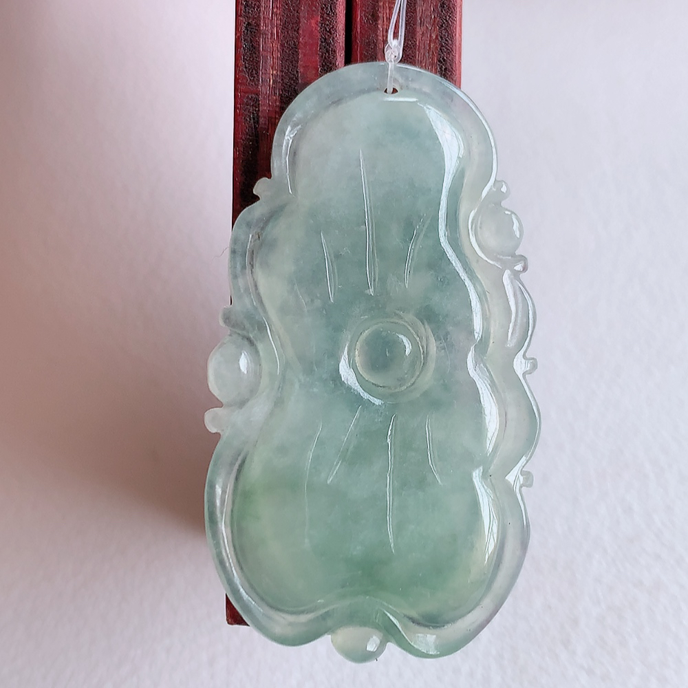 老坑冰润莲花挂件，种水上乘，肉质水润细腻，晶体结构致密，莹润通透，颜色清爽干净，色泽纯正  W49.18  尺寸：36.8-20.8-3.5mm