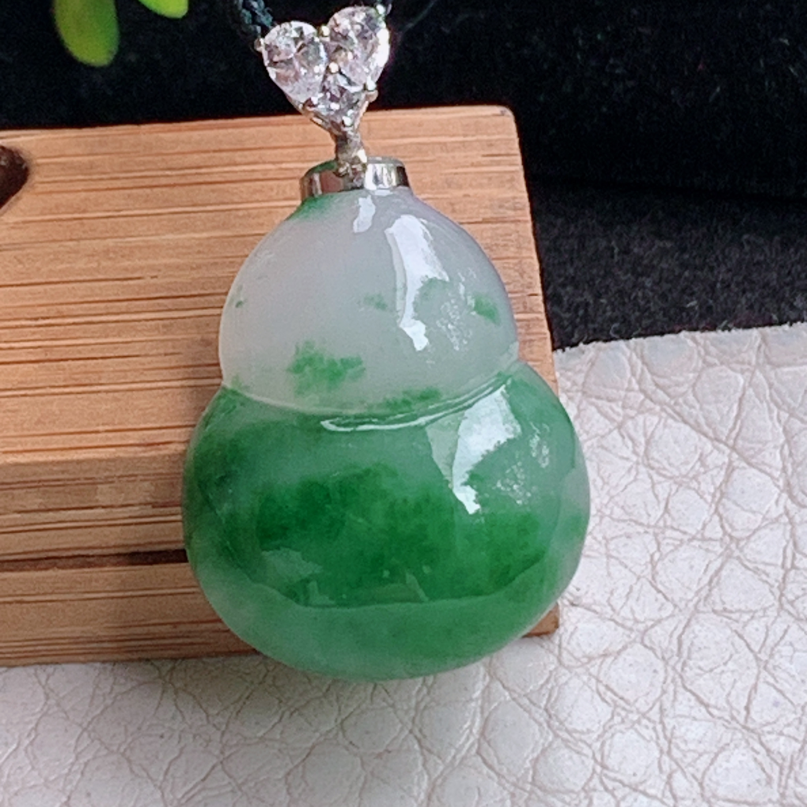 zz3实拍连金27.8*17*5天然缅甸翡翠飘绿花葫芦吊坠镶金扣精美福禄锁骨坠