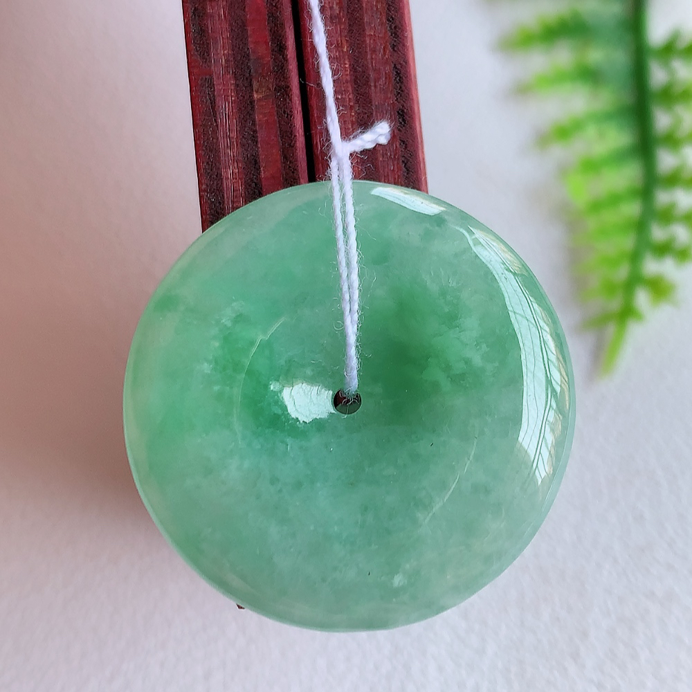 冰润飘绿平安扣吊坠，厚装饱满，冰润剔透，细腻水足，种质润泽，飘花灵动，佩戴优雅大气，W415.18   尺寸：26.8-5.8mm