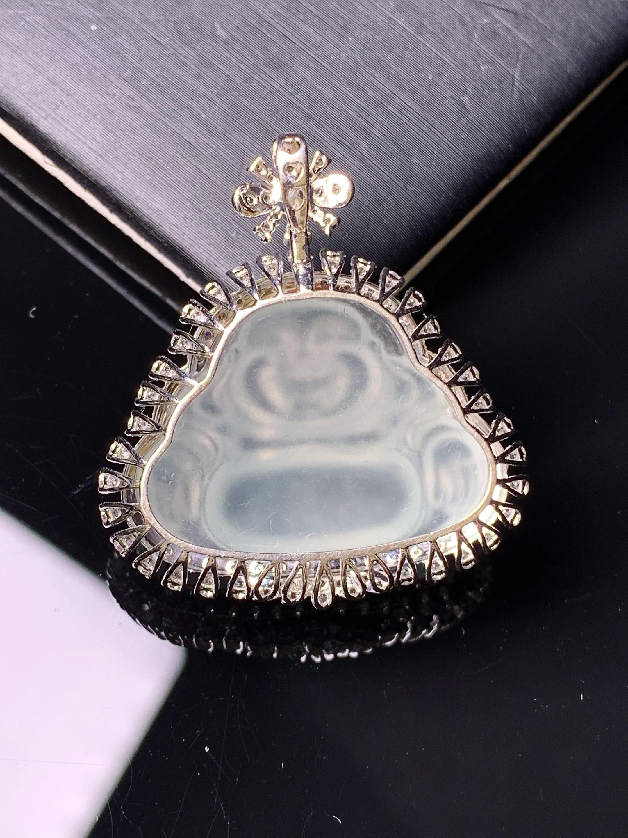 18k金钻镶嵌冰种佛公吊坠 玉质细腻 色泽艳丽清新 水润亮眼 整体尺寸31.5*28.3*10.2k1