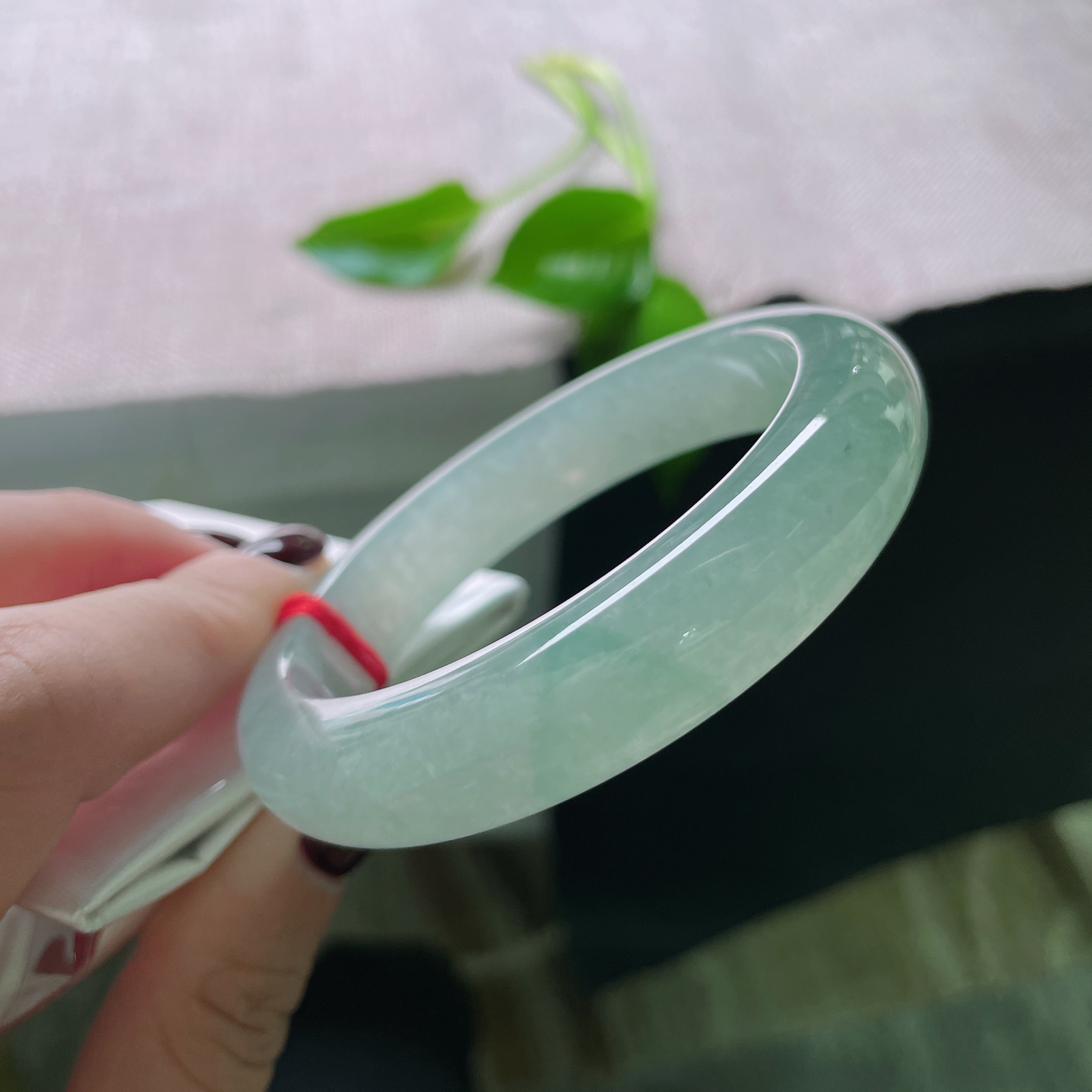 56/12.5/8.5，冰蓝正圈，晶莹剔透，是一种清冷、纯净、又暗藏故事的颜色..