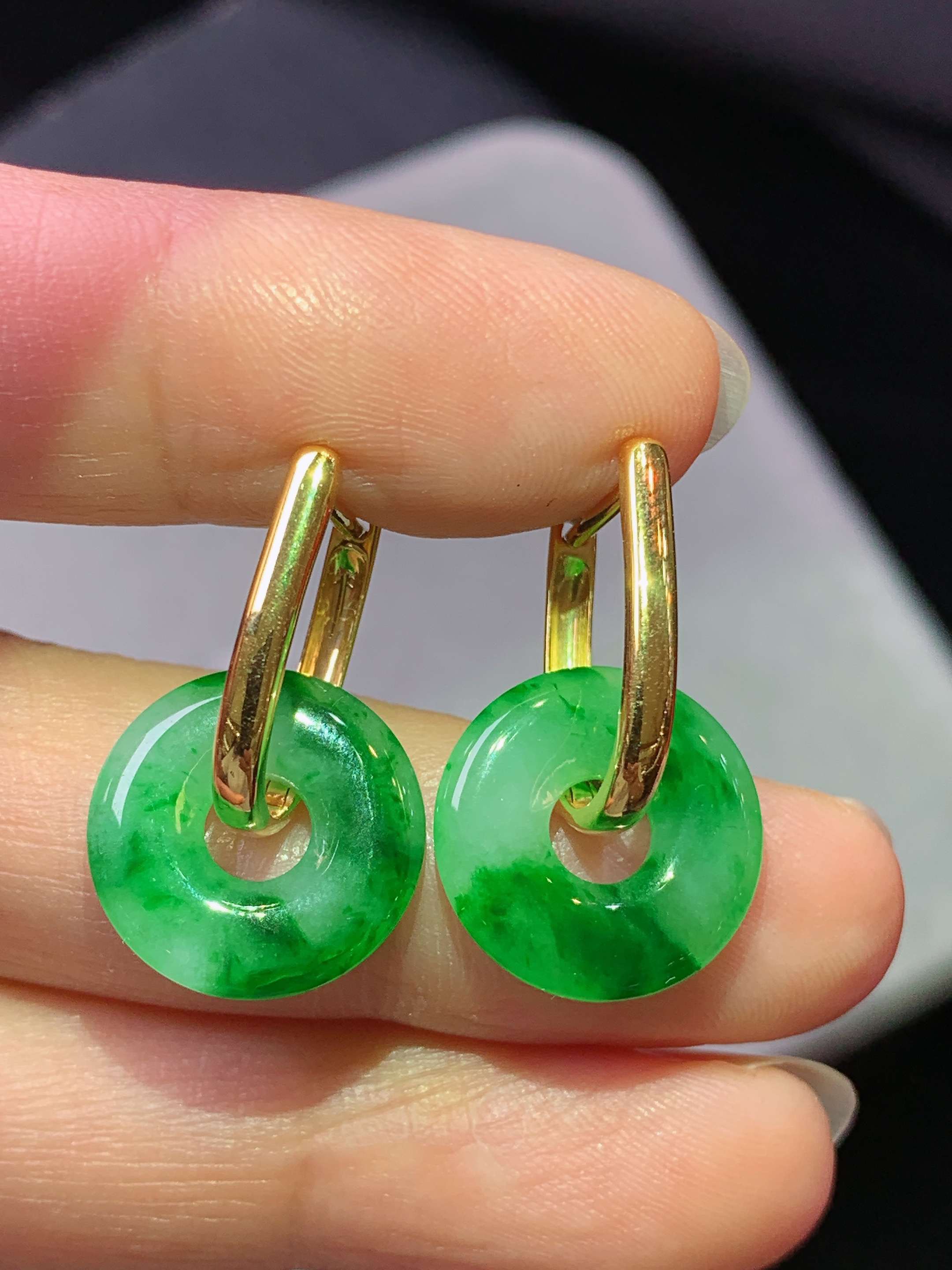 18k金镶嵌冰阳绿平安环耳坠 玉质细腻 色泽艳丽清新 水润亮眼 整体尺寸22.5*14.3*2.8b1