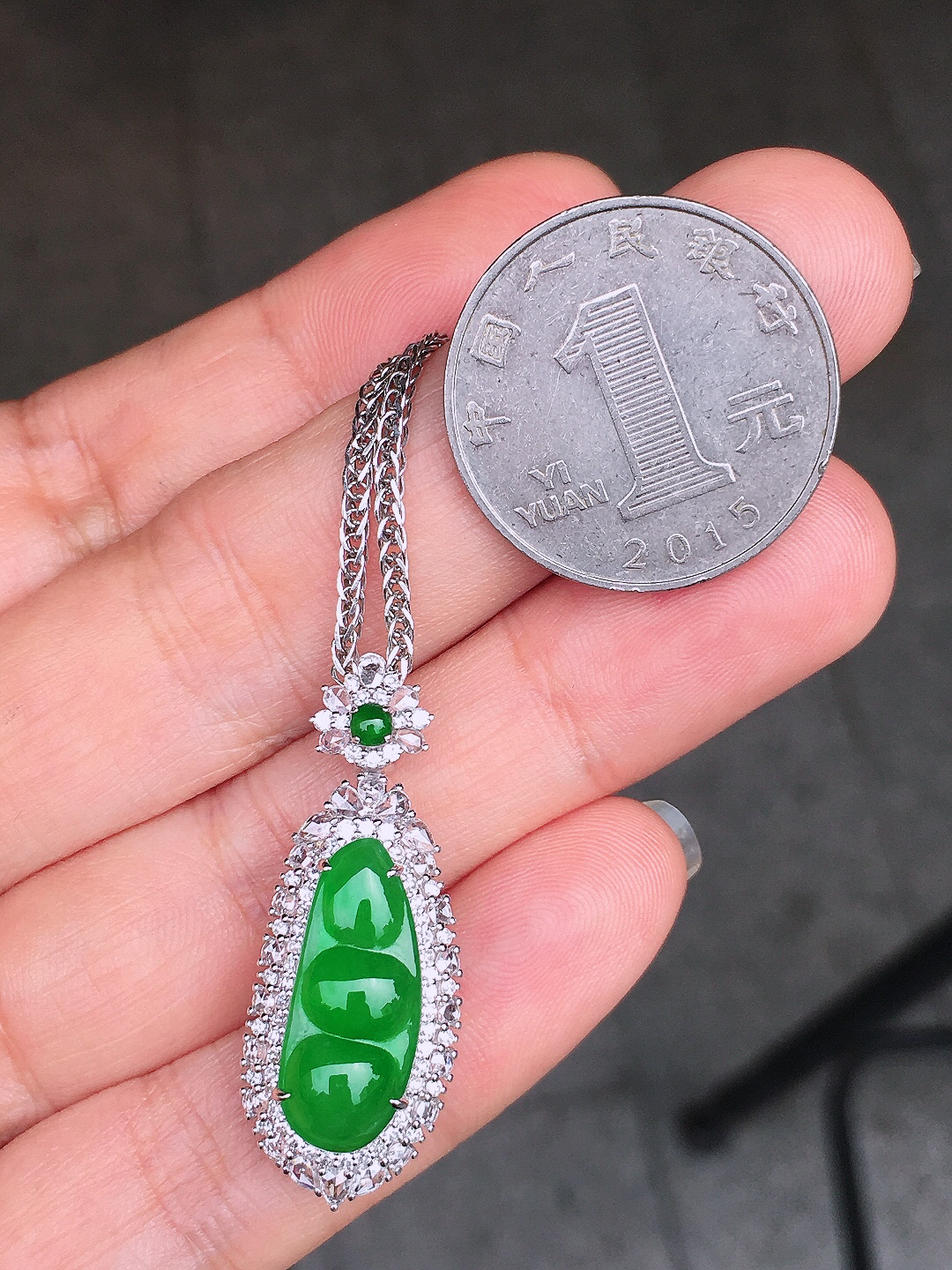 阳绿福豆吊坠，色泽均匀艳丽，玉质细腻，荧光感超
强，饱满圆润，尽显优雅气质，18k
金豪华镶嵌